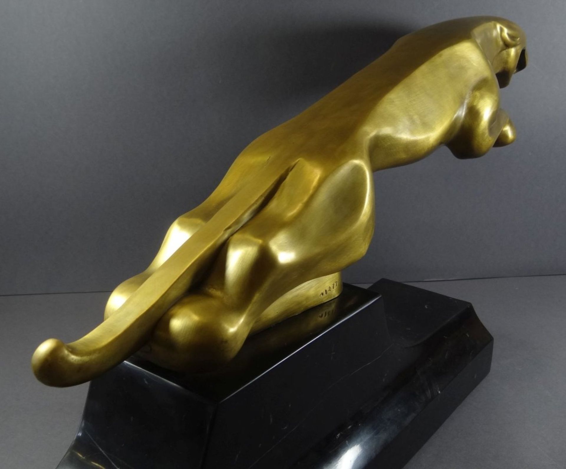 grosser springender Bronze-Jaguar, vergoldet, auf Marmorsockel, H-35 cm, L-60 cm, 23 kg., - Bild 8 aus 9