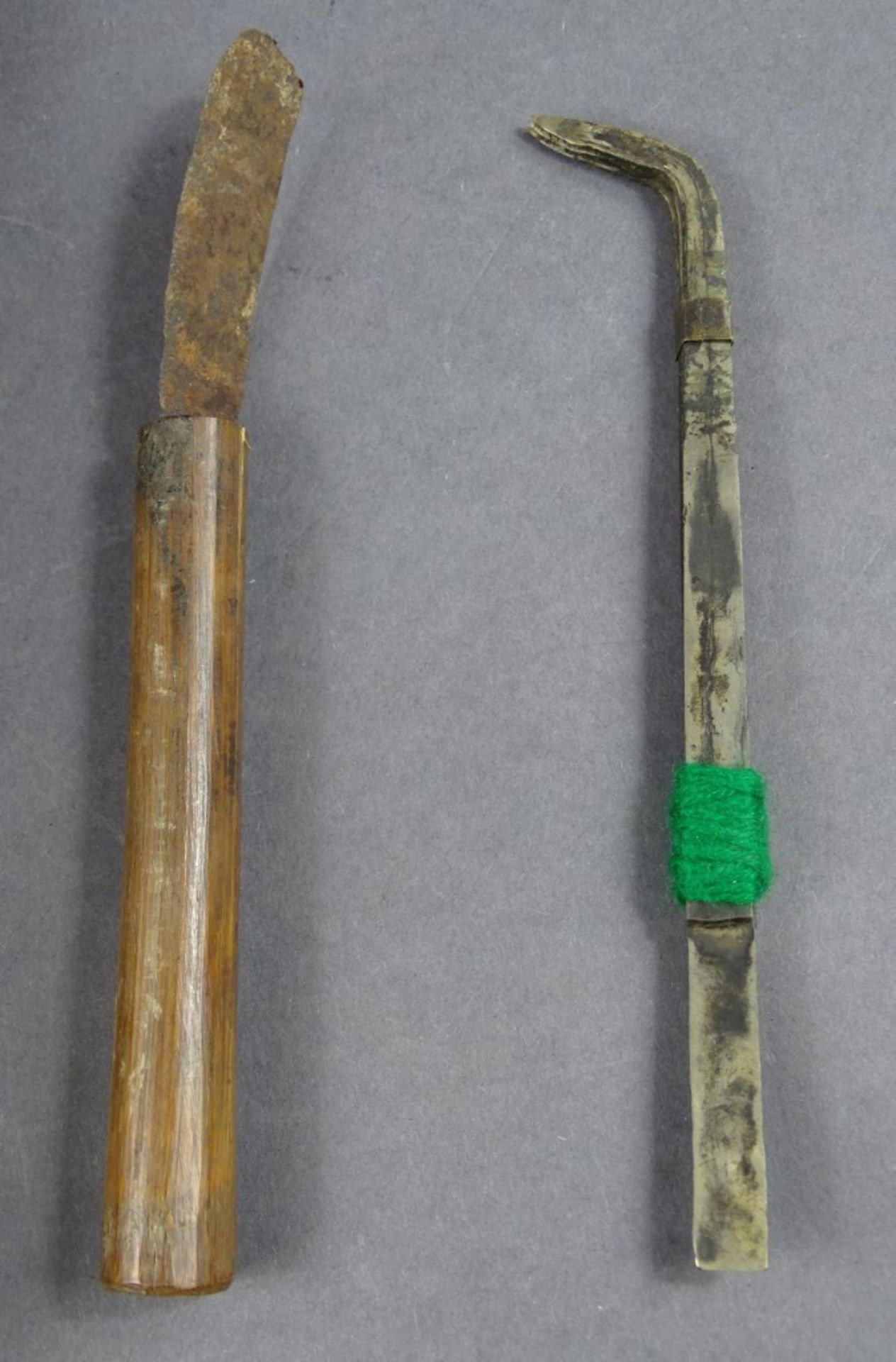 Schnitz(?)-Werkzeuge in Bambusdose, H. Dose: 21,5 cm, Klingen gut erhalten, Schaber(?) rostig - Image 3 of 6