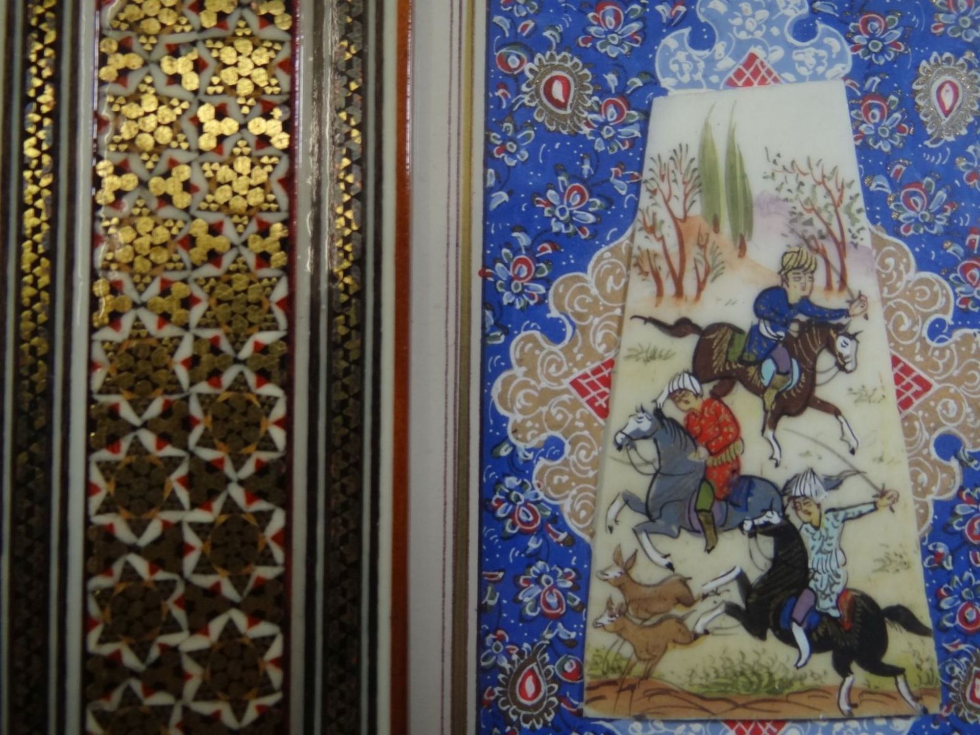 persische Miniaturmalerei auf Beinplatte, ger/Glas, Jagdmotiv, RG 21x16 cm - Bild 4 aus 7