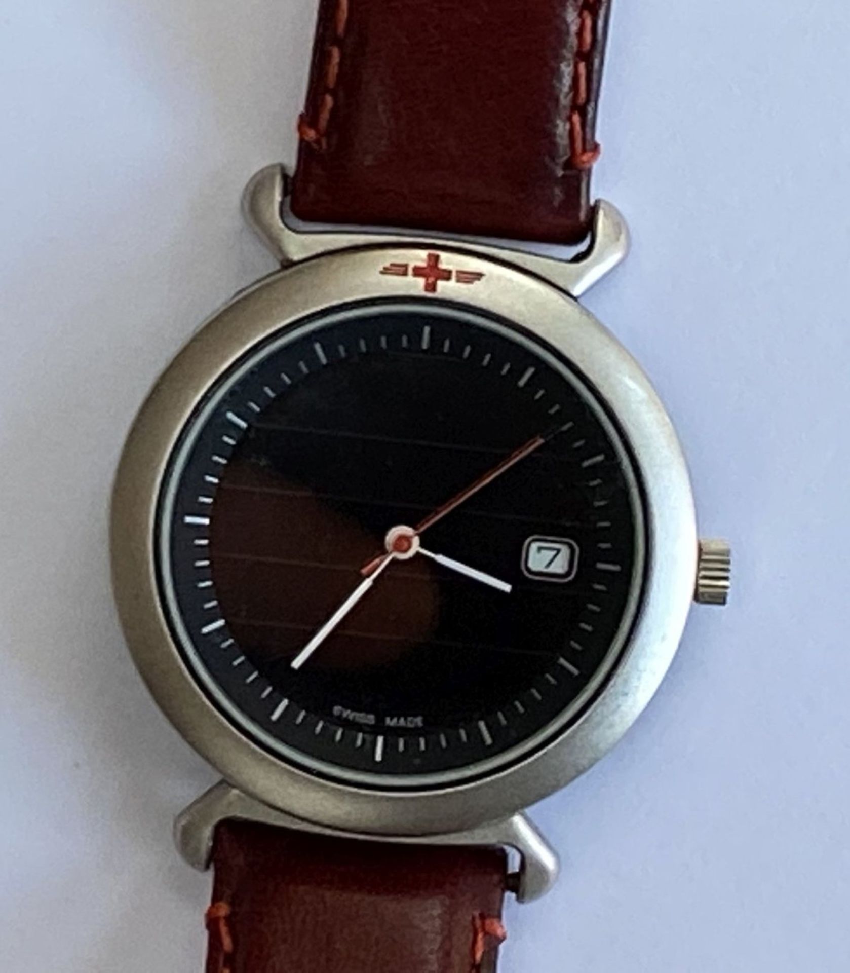 Schweizer Armbanduhr, Quarz, kein Hersteller?, nur Schweizer Kreuz, Werk läuft, gut erhalten,