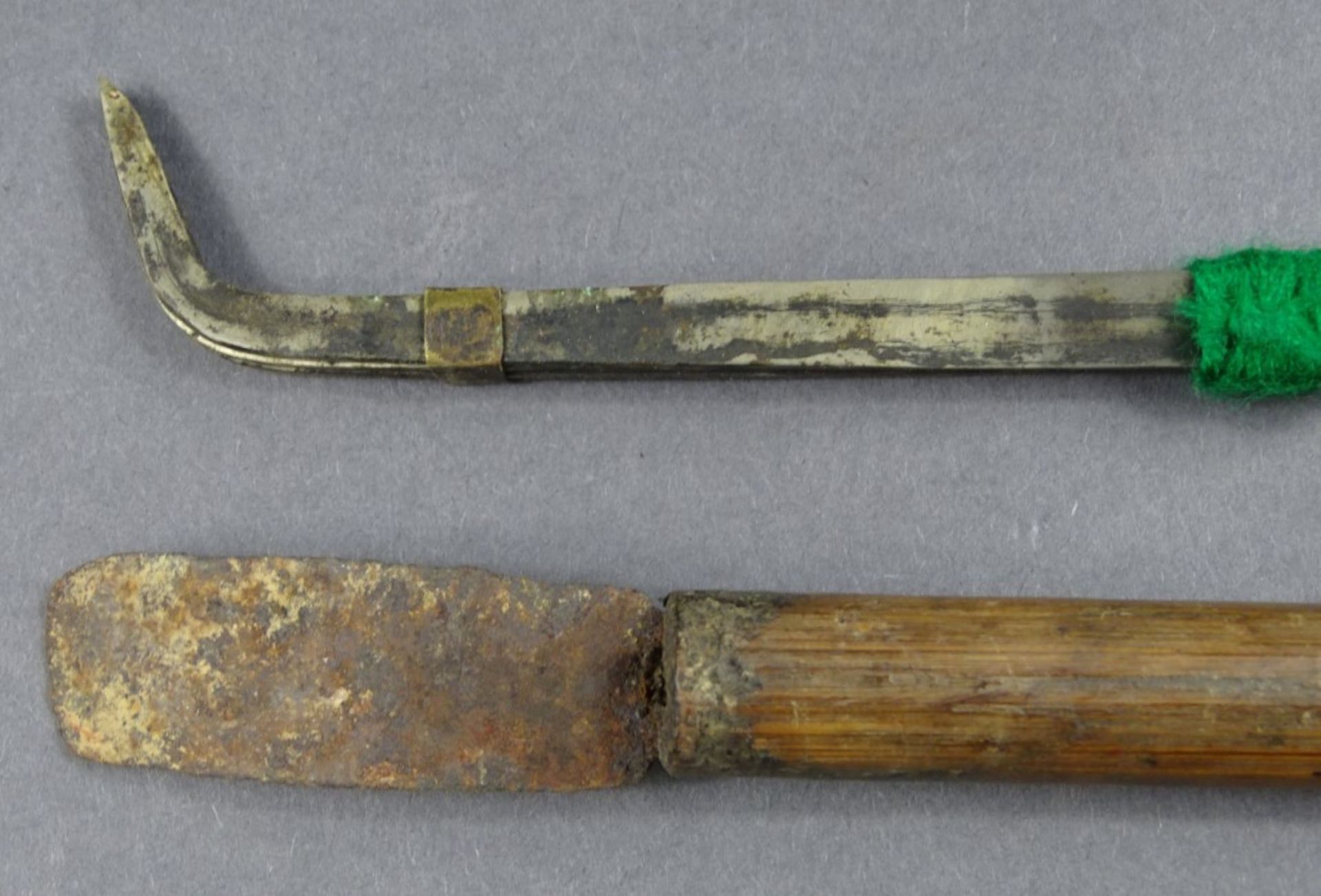 Schnitz(?)-Werkzeuge in Bambusdose, H. Dose: 21,5 cm, Klingen gut erhalten, Schaber(?) rostig - Image 4 of 6