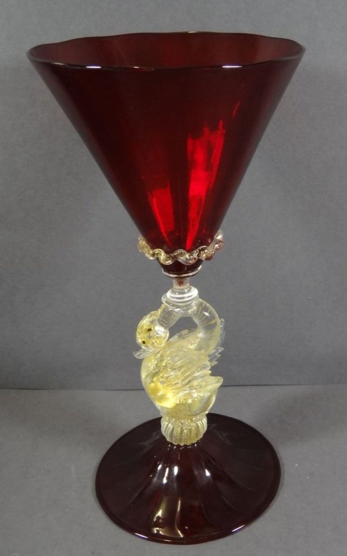 gr. Pokal "Murano" rotes Glas, Griff als Schwan, klar mit Goldflitter, H-21 cm