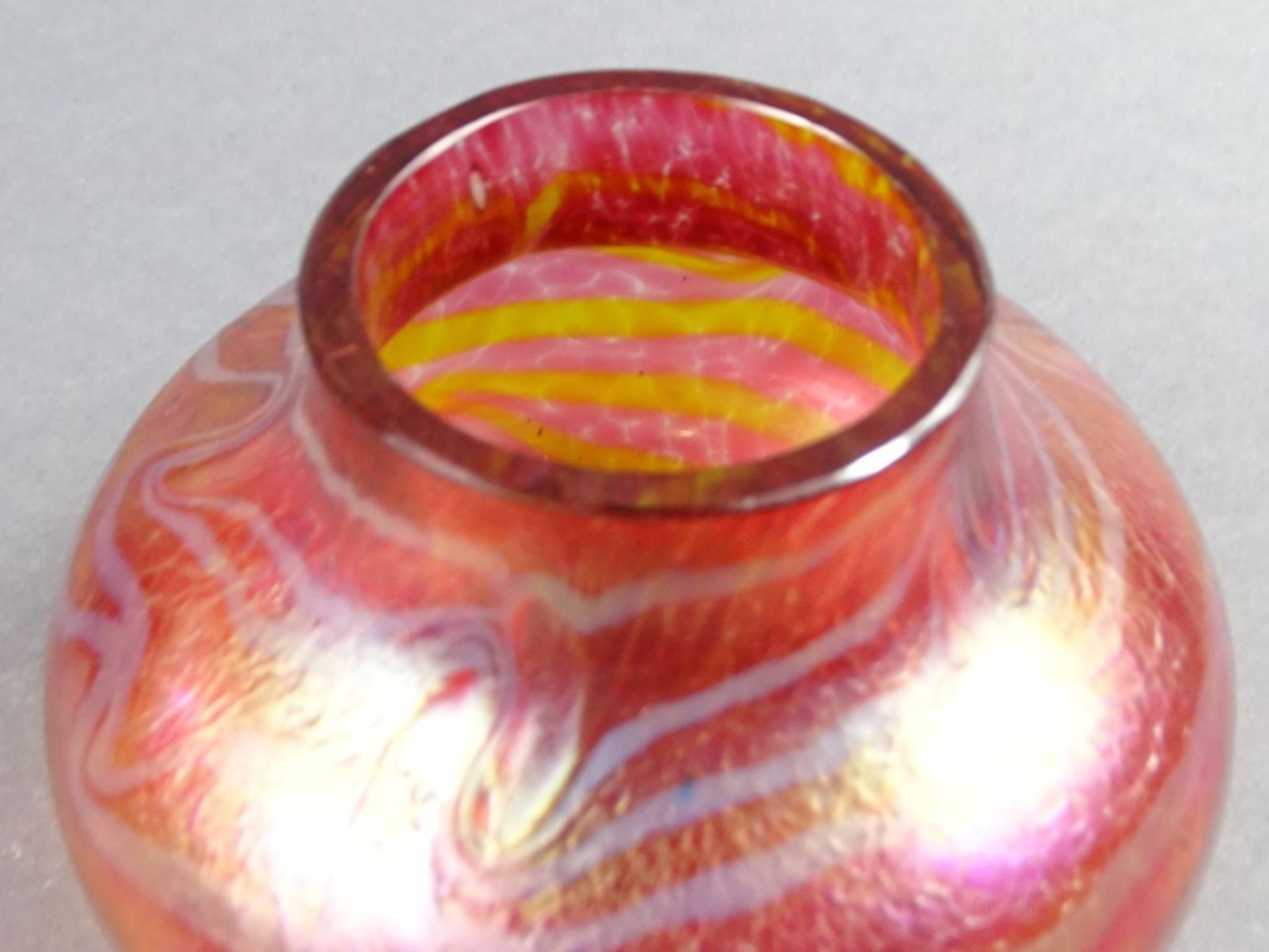 Vase aus zweifarbigem irisierenden Glas, Jugendstil, H. 9 cm, d. Bauch: 12,5 cm, wohl Entw. Fritz - Bild 5 aus 6