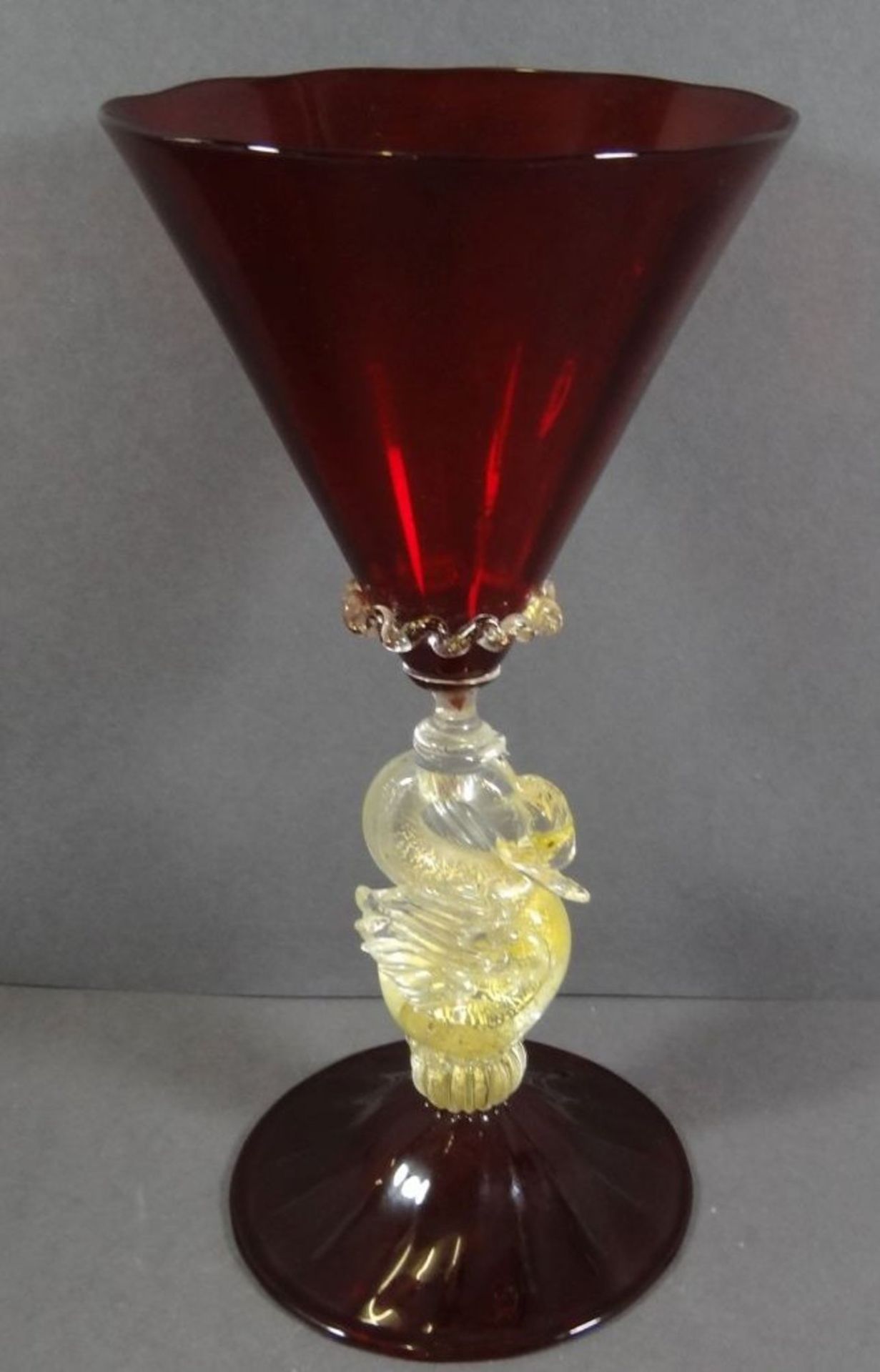 gr. Pokal "Murano" rotes Glas, Griff als Schwan, klar mit Goldflitter, H-21 cm - Bild 4 aus 6