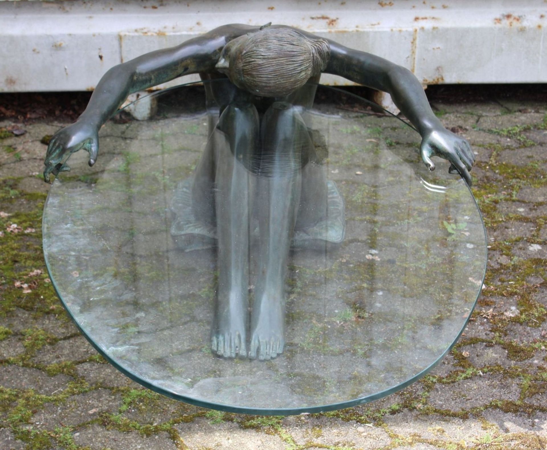 figürlicher Couch-Tisch, ovale Glasplatte gehalten von sitzender Nackten, Figur Bronze, - Image 4 of 9