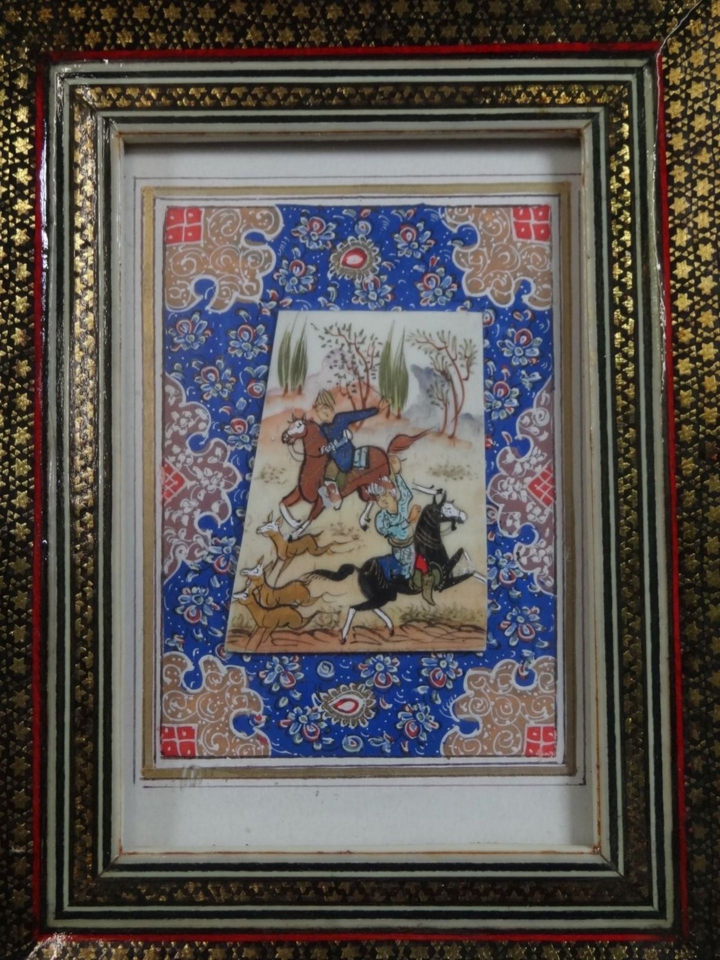 persische Miniaturmalerei auf Beinplatte, Jagdszene, ger/Glas, Rahmen intarsiert mit Beineinlagen, - Bild 2 aus 5