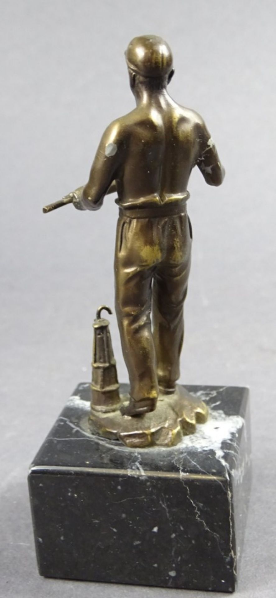 Statuette auf Steinsockel, Werksmann, 1930, H. 11,5 cm, Armbinde nicht mehr vorhanden, weitere - Image 4 of 5