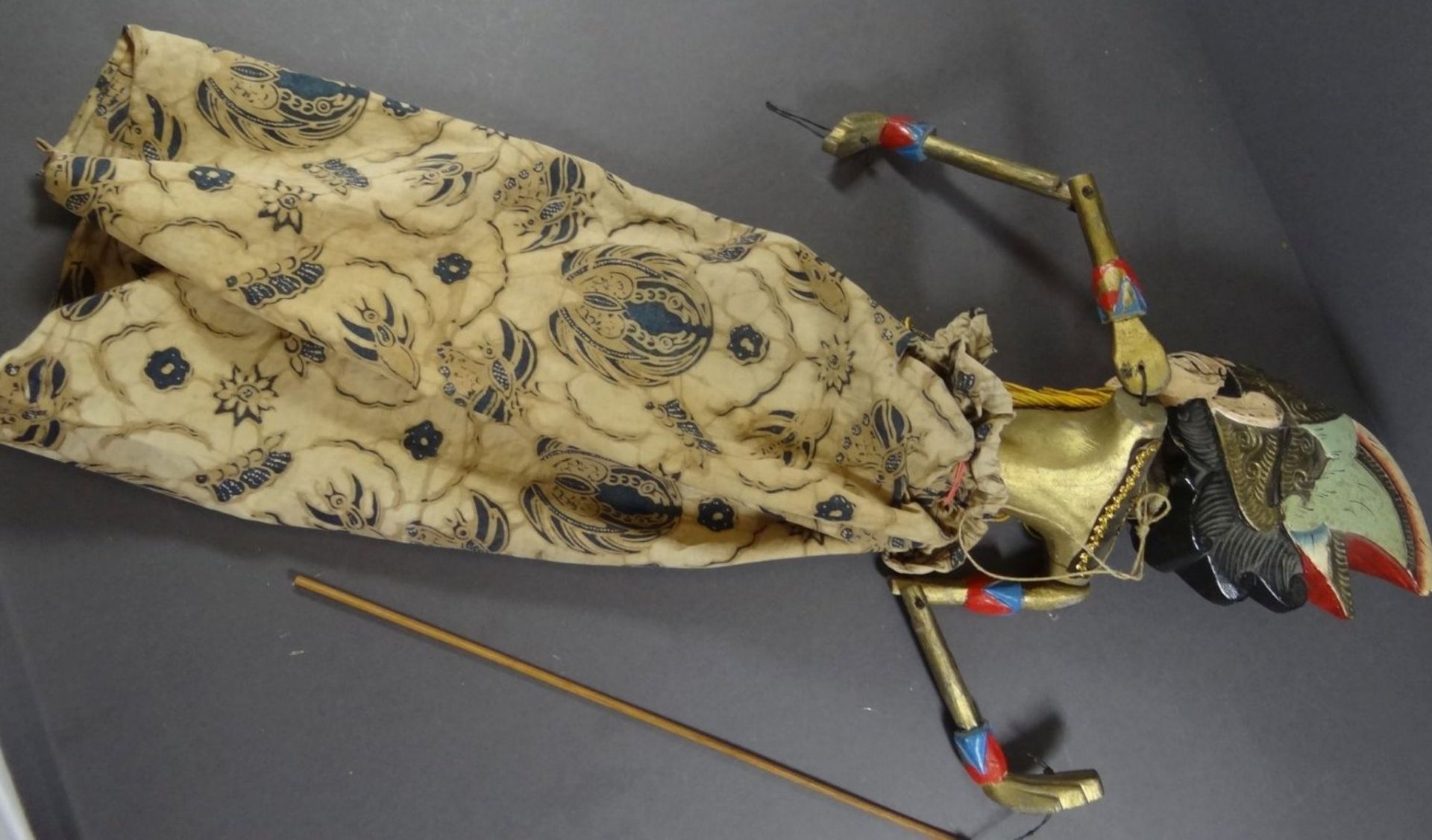 indonesische Marionette, älter, Alters-u. Gebrauchsspuren, ein Stab fehlt, H-50 cm - Image 4 of 5