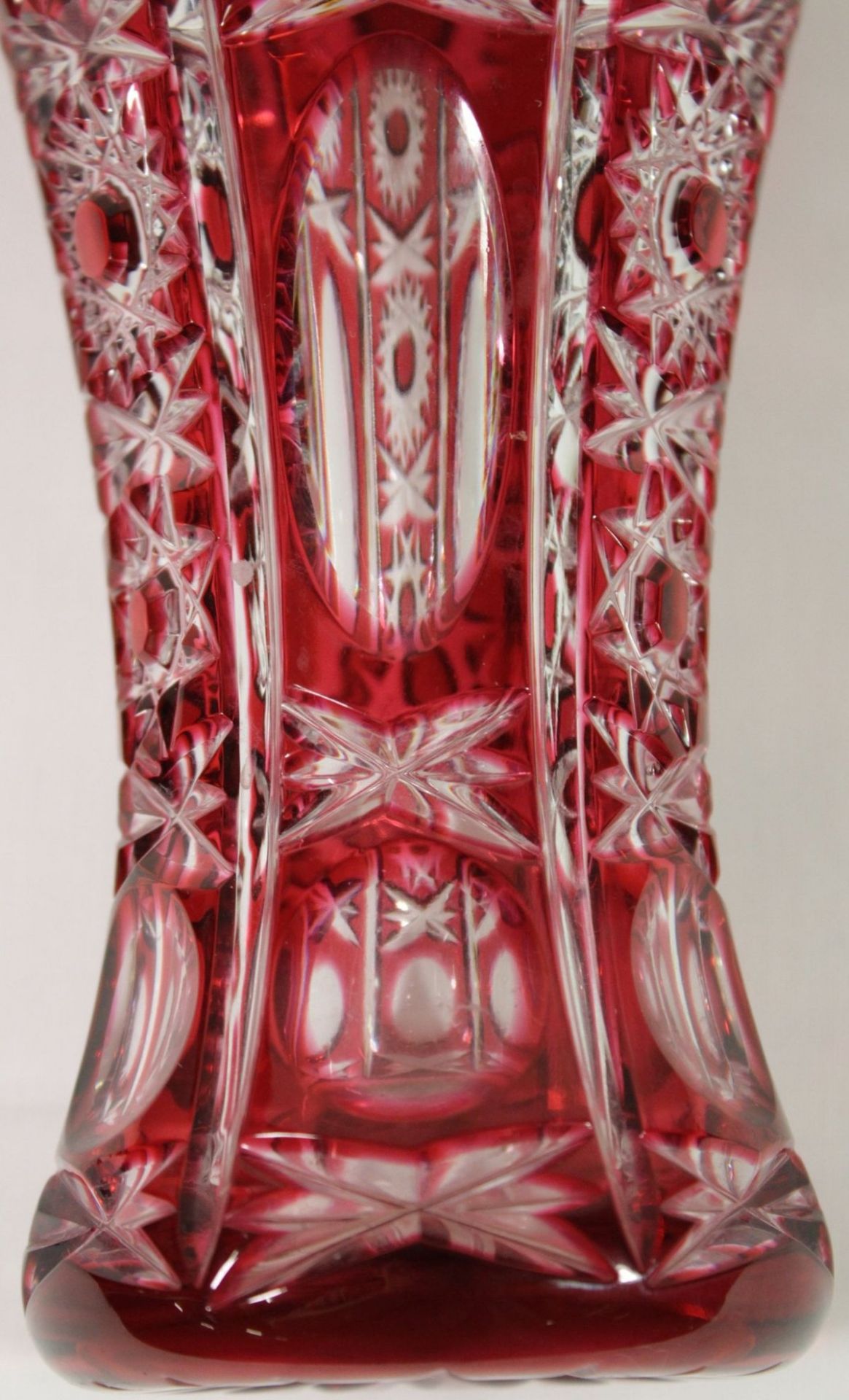 Kristall-Vase, rot überfangen, aufwendig beschliffen, H-19cm. - Bild 2 aus 4