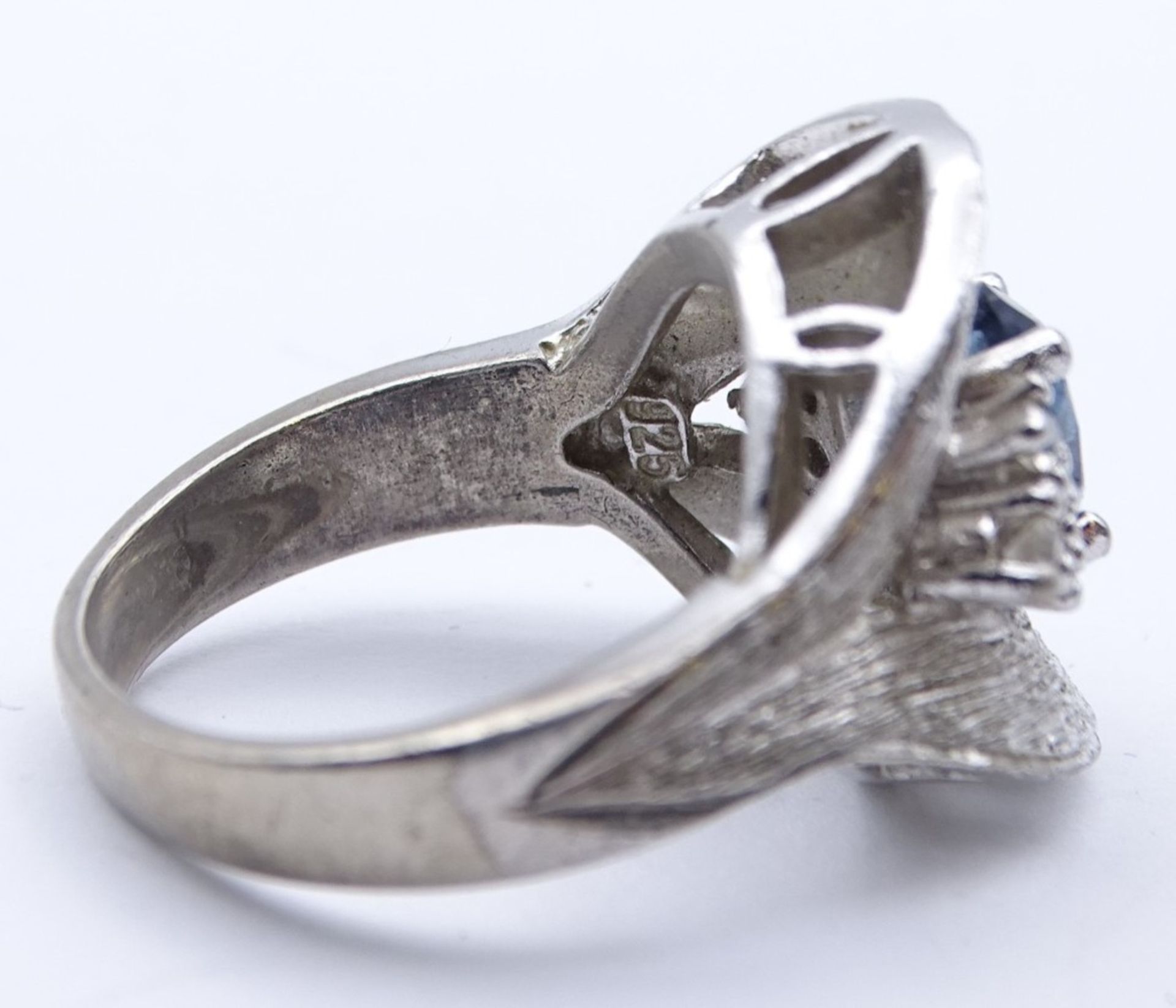 Ring, 925er-Silber, blauer und klare fac. Steine, RG 57, 9 gr., Krone: 1,8x1,8 cm, leicht - Image 2 of 4