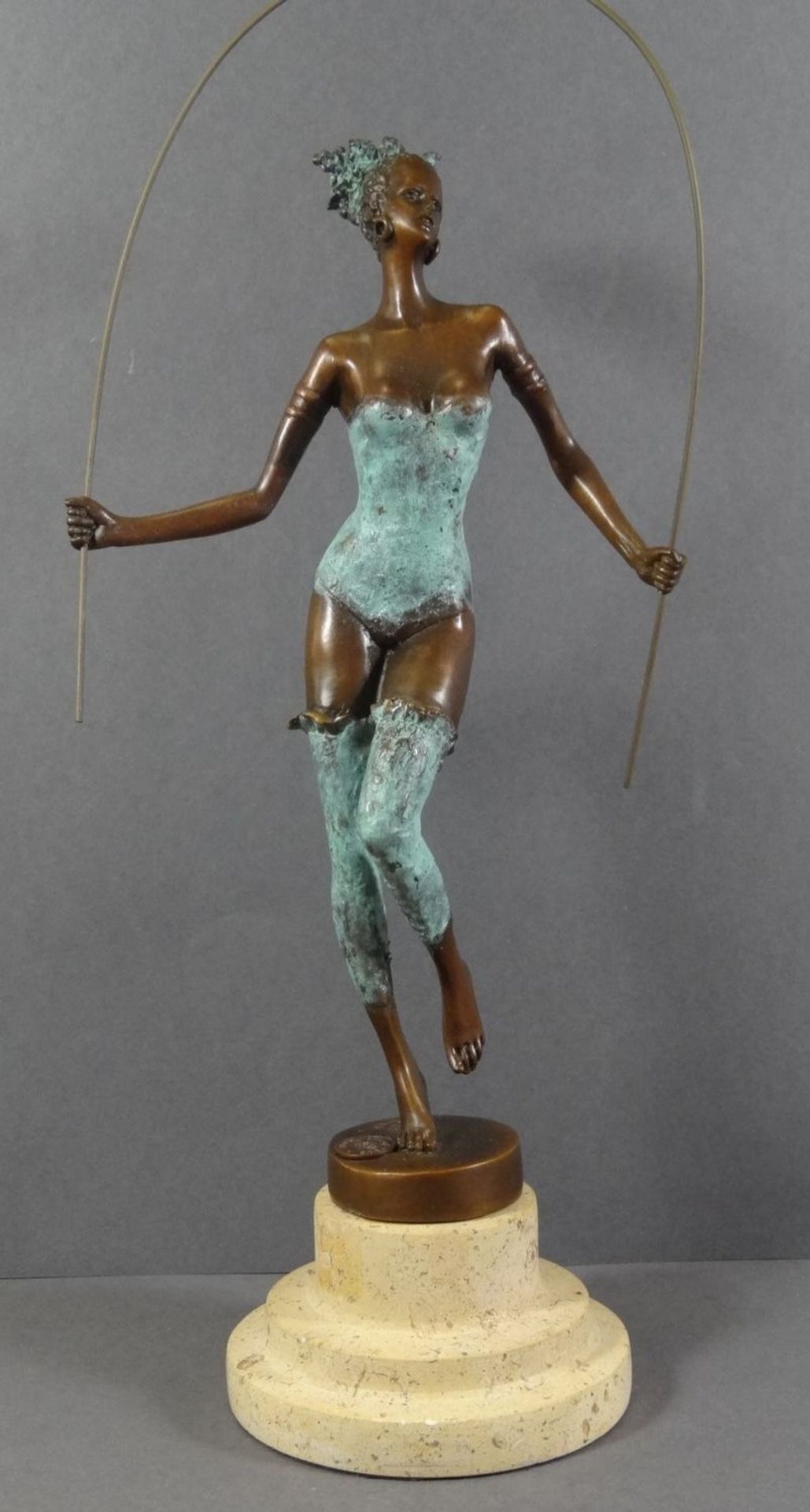 MILO (1955) "Seilspringerin", Bronze auf Marmor, H-33 cm
