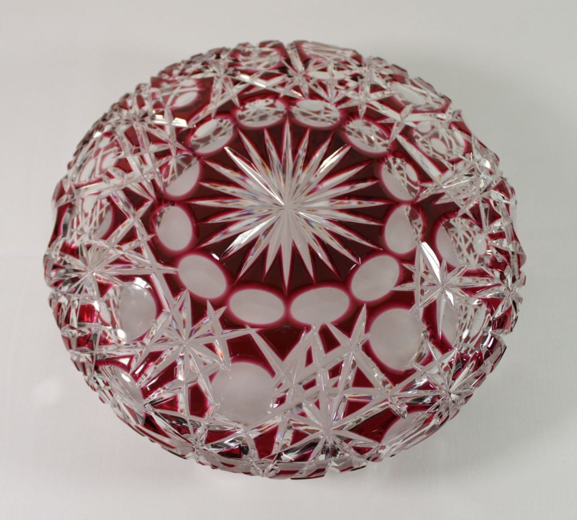 Kristallschale, rot überfangen, aufwendig beschliffen, H-9,5cm ca. D-23,5cm. - Bild 4 aus 4