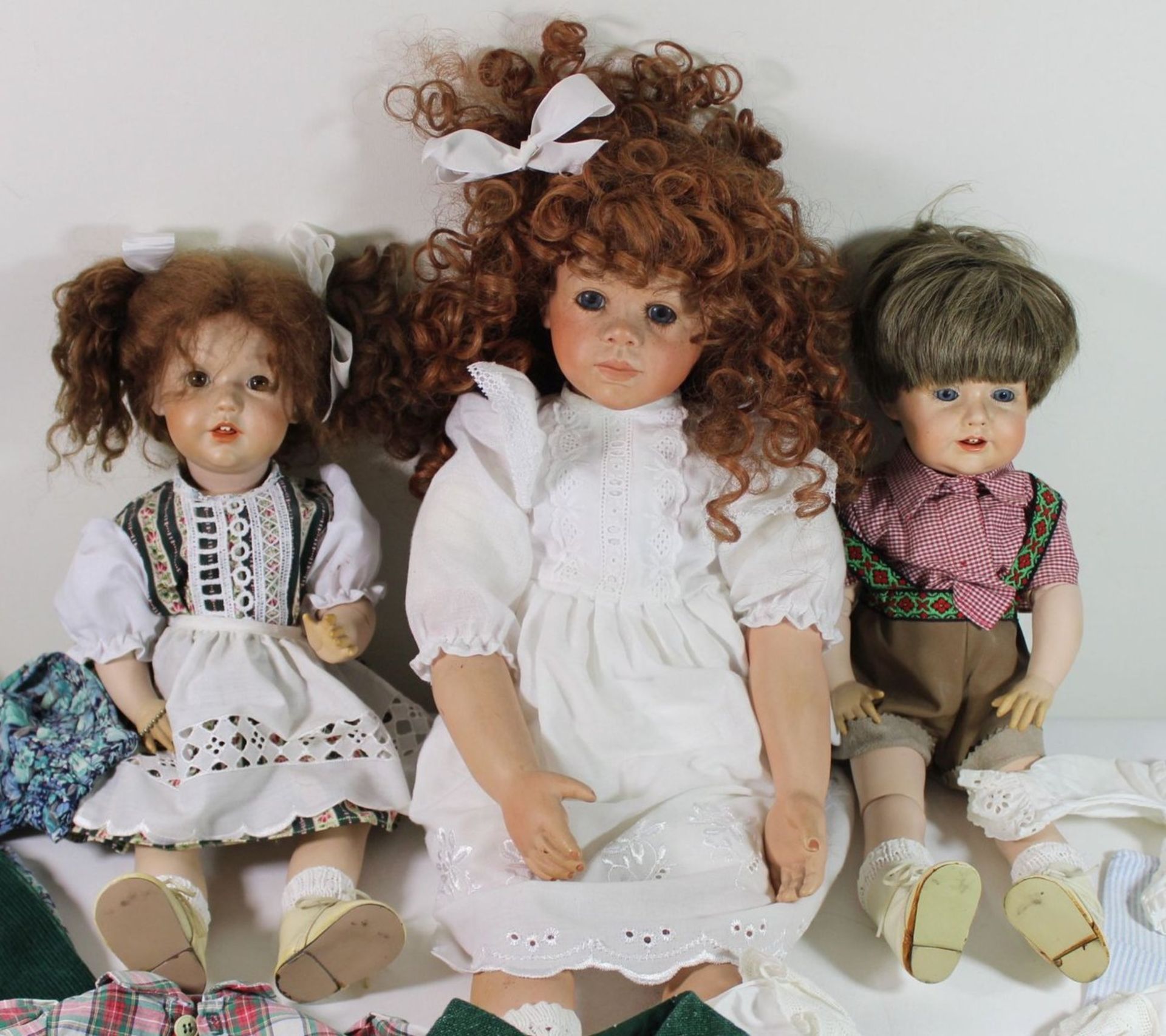 3x div. Künstlerpuppen sowie div. Kleidung, Puppen gemarkt und datiert, 1988/91. - Image 2 of 3