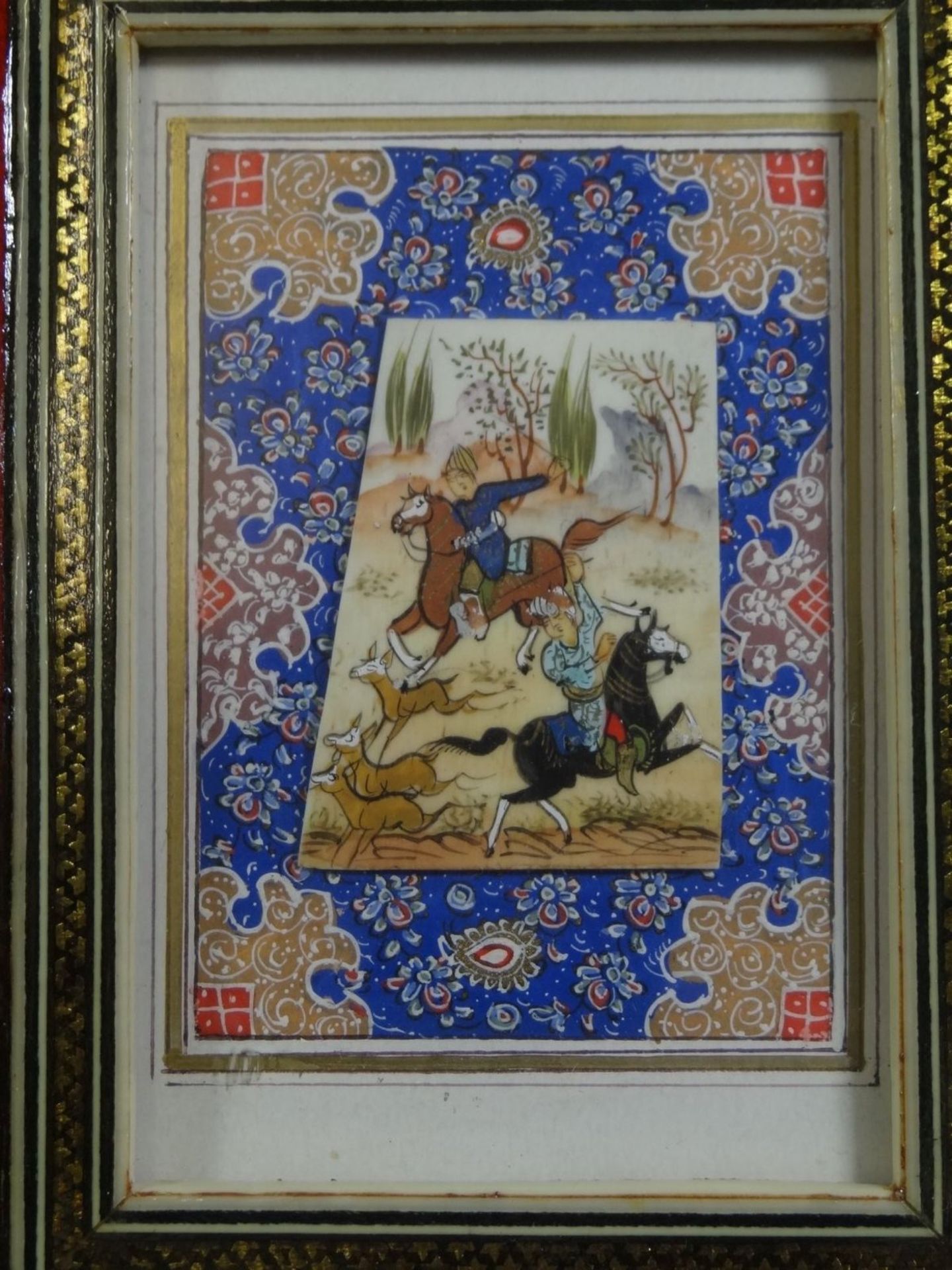 persische Miniaturmalerei auf Beinplatte, Jagdszene, ger/Glas, Rahmen intarsiert mit Beineinlagen, - Bild 3 aus 5