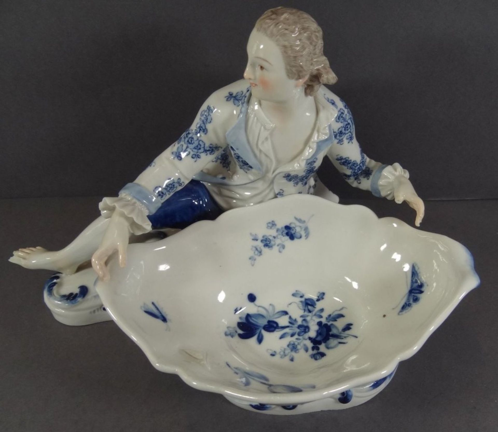 grosse Saliere "Meissen" 2.Wahl, Blaumalerei, mehrfach bestossen am Zeh, Daumen fehlt, H-19 cm, B-30 - Image 3 of 10