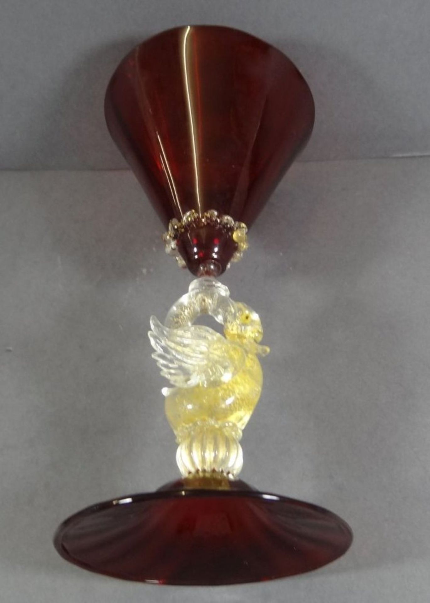 gr. Pokal "Murano" rotes Glas, Griff als Schwan, klar mit Goldflitter, H-21 cm - Bild 5 aus 6