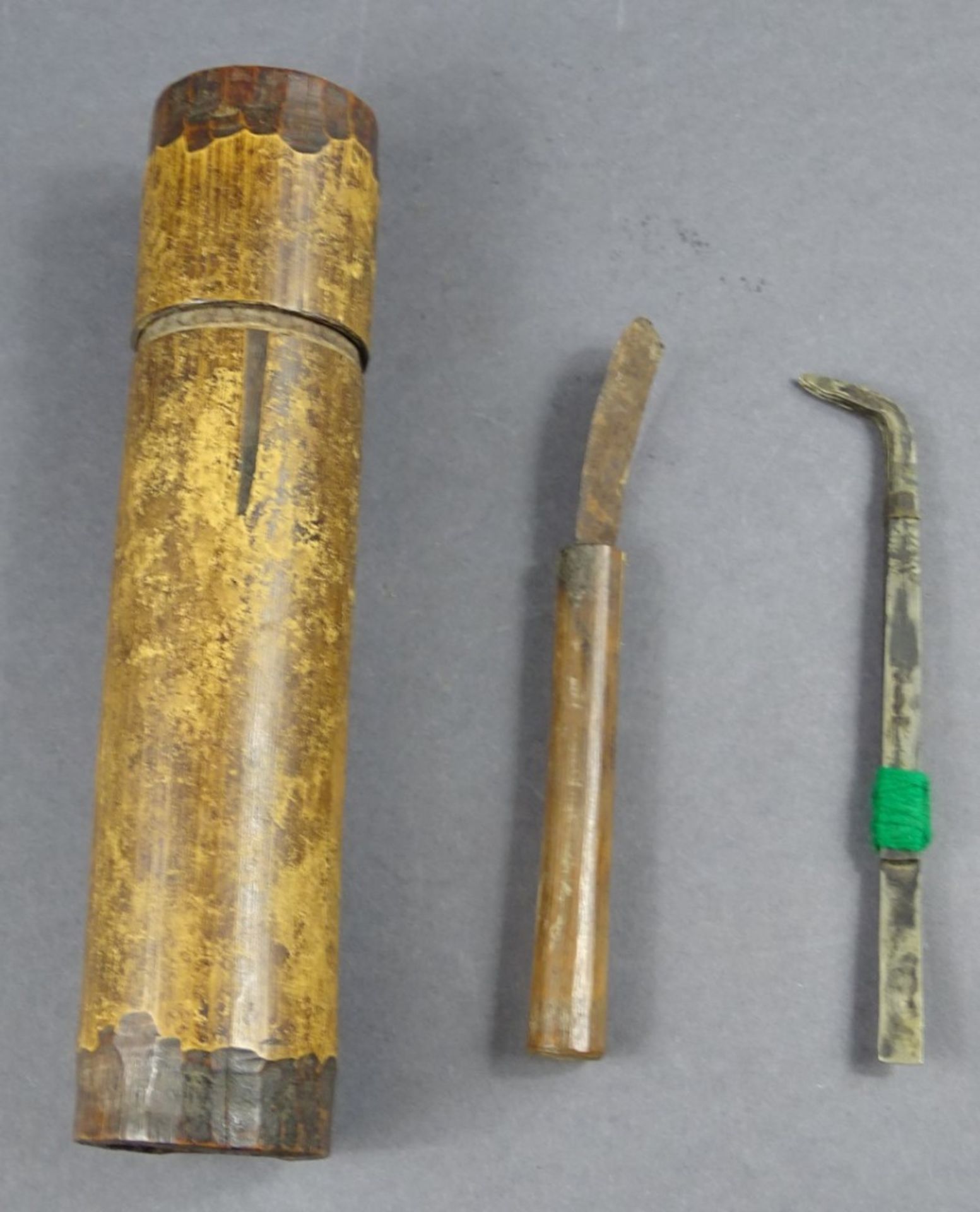 Schnitz(?)-Werkzeuge in Bambusdose, H. Dose: 21,5 cm, Klingen gut erhalten, Schaber(?) rostig