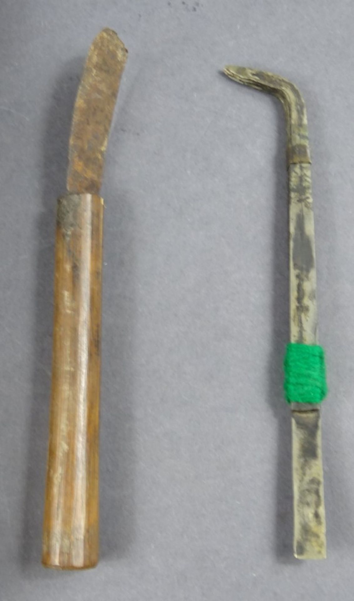 Schnitz(?)-Werkzeuge in Bambusdose, H. Dose: 21,5 cm, Klingen gut erhalten, Schaber(?) rostig - Image 2 of 6
