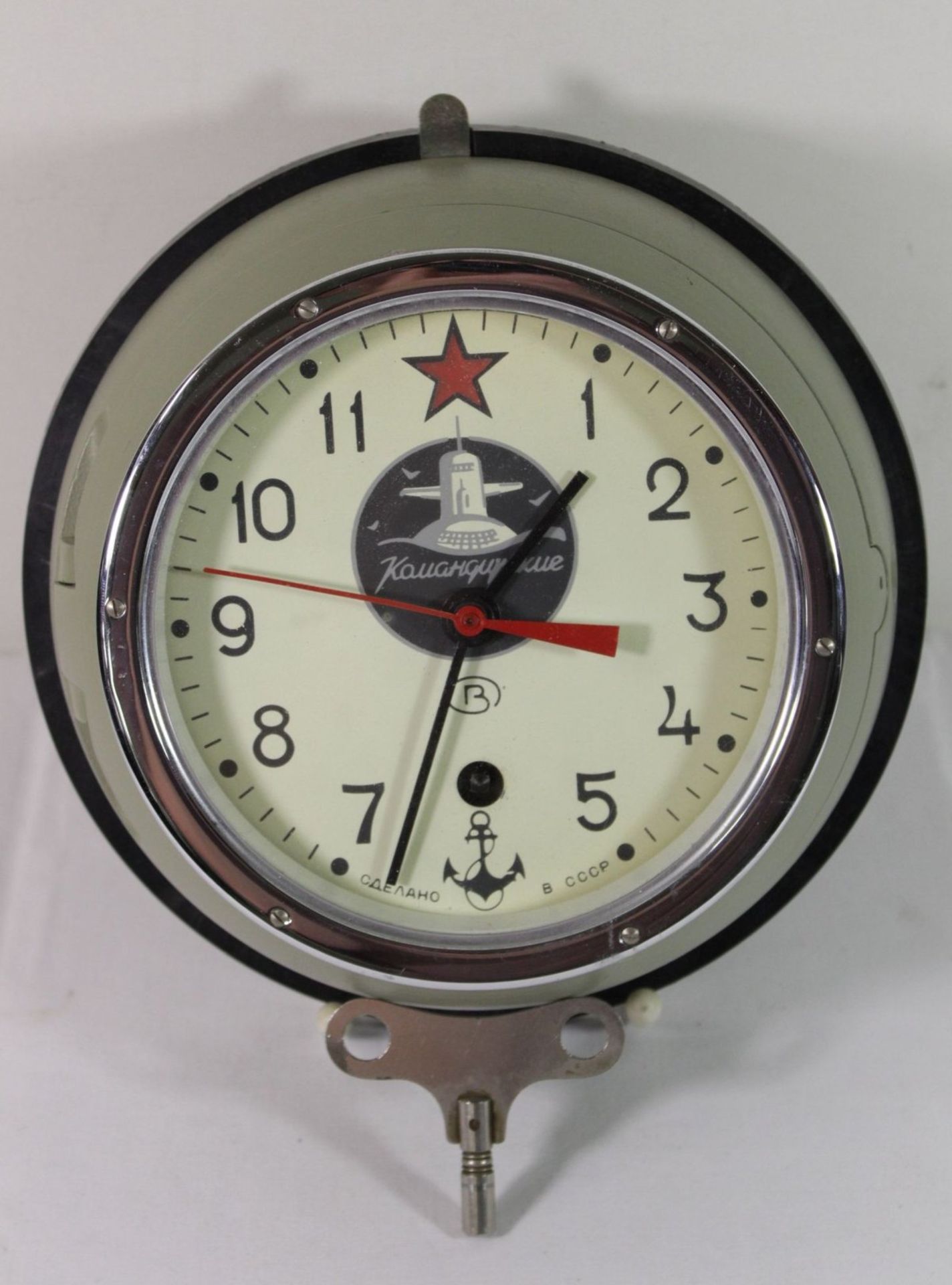 Marine-Uhr, Russland. 20. Jhd., runder Metallkorpus, umlaufend verglastes Uhrengehäuse, weißes