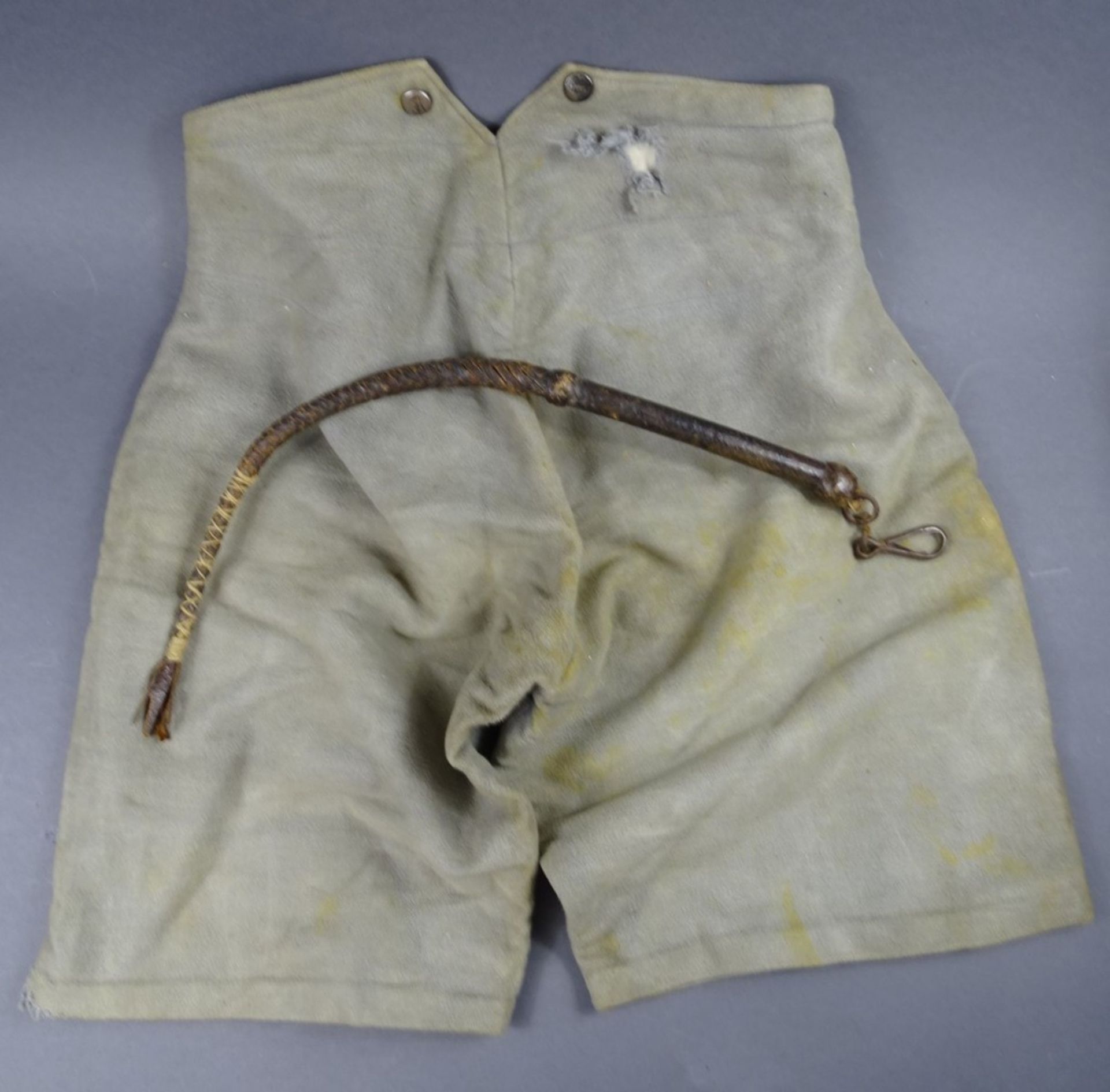 Reithose der HJ und Gerte, Hose mit Flecken, kleinen Löchern, L. 56,5 cm, Bund: 76 cm max., Knöpfe