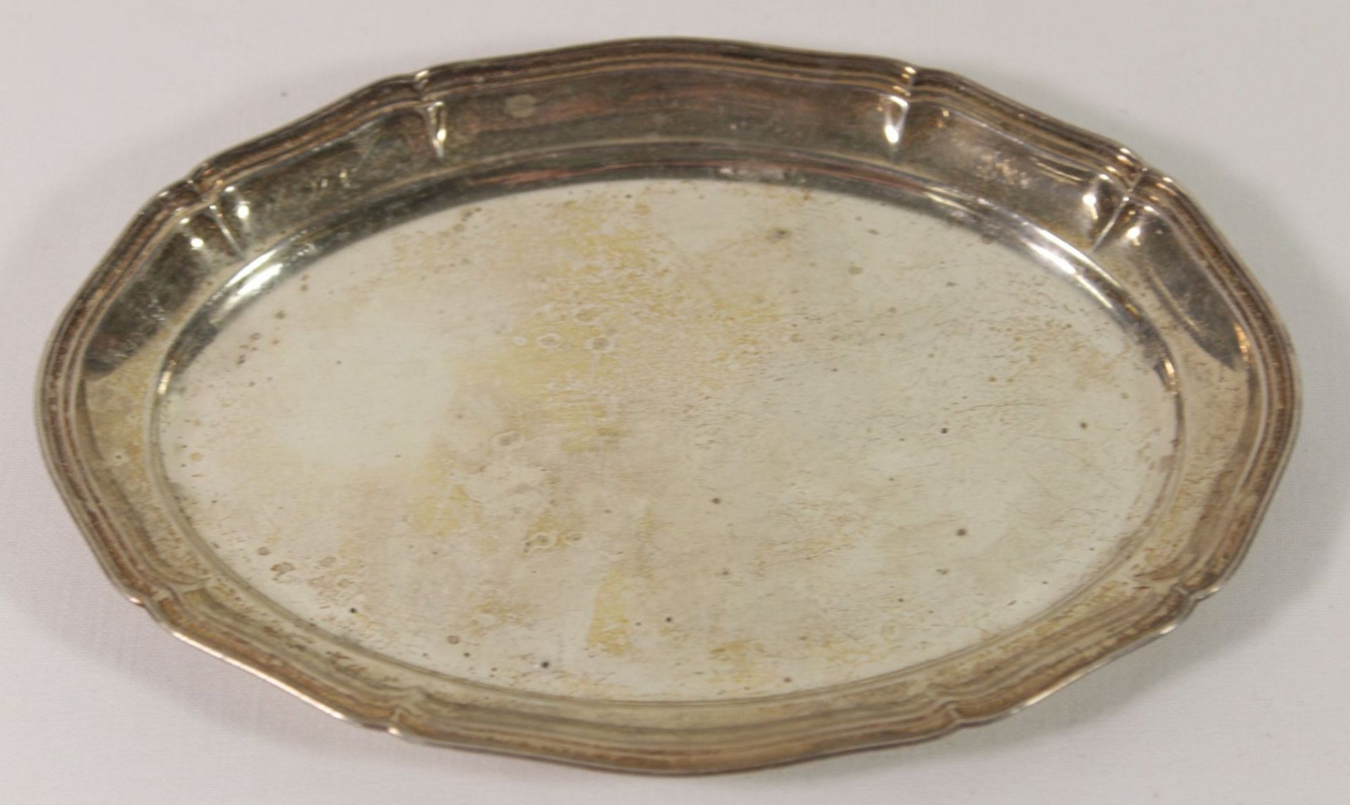 kl. ovales Tablett, 800er Silber, ca. 86gr., 16,5 x 11,5cm.