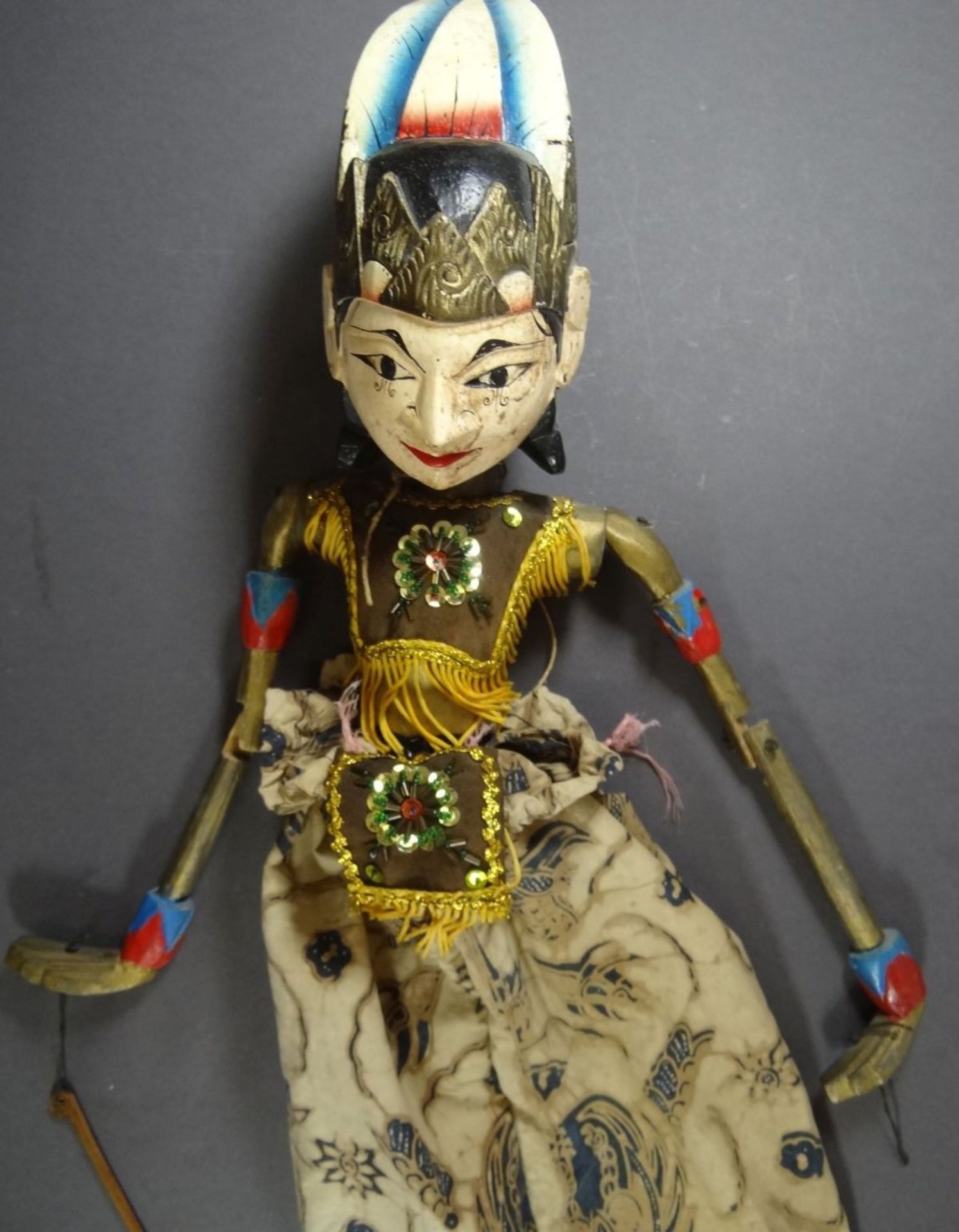 indonesische Marionette, älter, Alters-u. Gebrauchsspuren, ein Stab fehlt, H-50 cm - Image 2 of 5