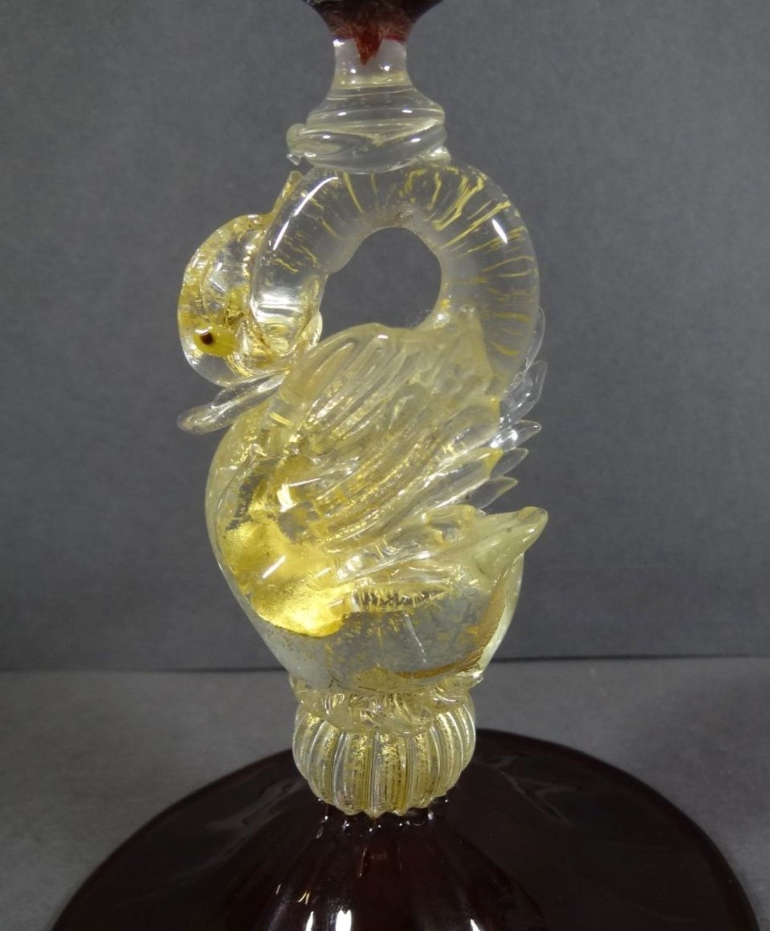 gr. Pokal "Murano" rotes Glas, Griff als Schwan, klar mit Goldflitter, H-21 cm - Bild 2 aus 6
