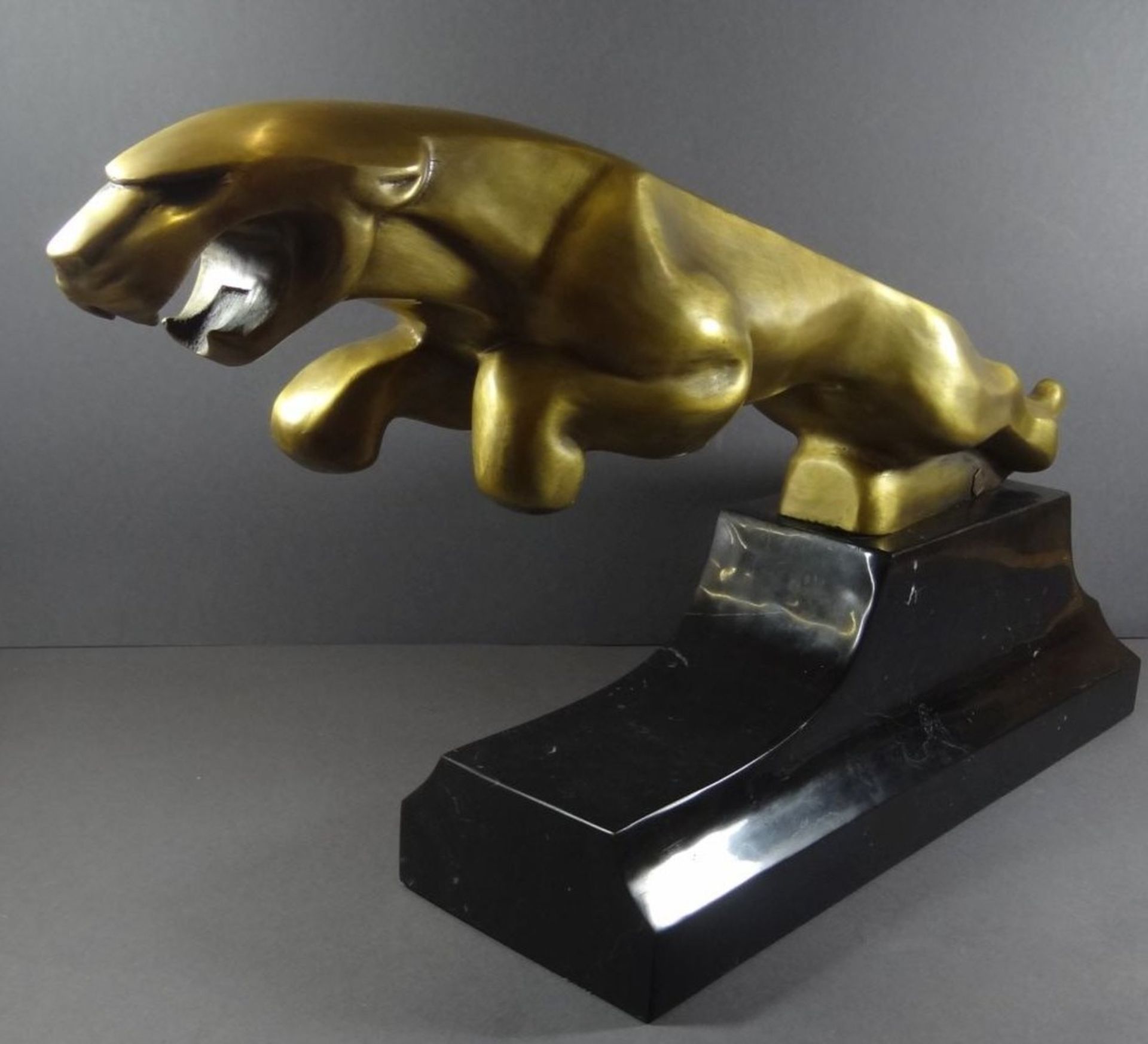 grosser springender Bronze-Jaguar, vergoldet, auf Marmorsockel, H-35 cm, L-60 cm, 23 kg., - Bild 4 aus 9