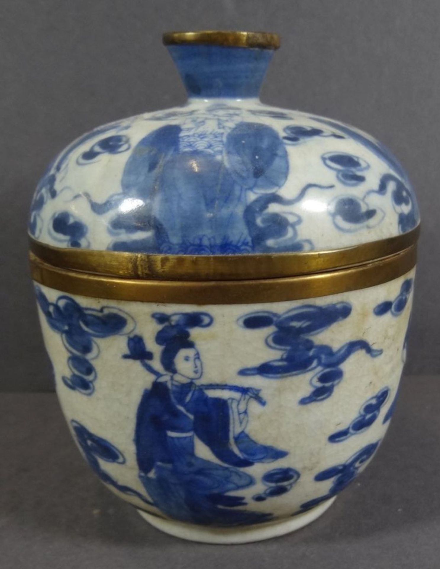 Deckeldose, China, mit figürlicher Blaumalerei, H-11 cm, D-9 cm, wohl 19.Jhd?, Messingrand, - Image 2 of 6