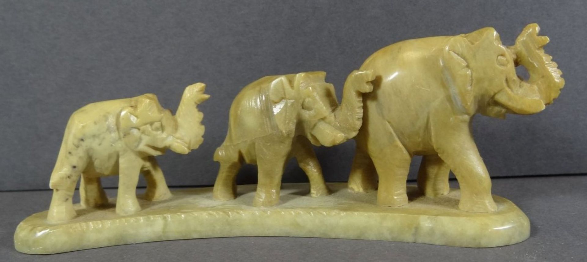 Speckstein Schnitzerei, Elefantenfamilie, H-5 cm, L-11 cm