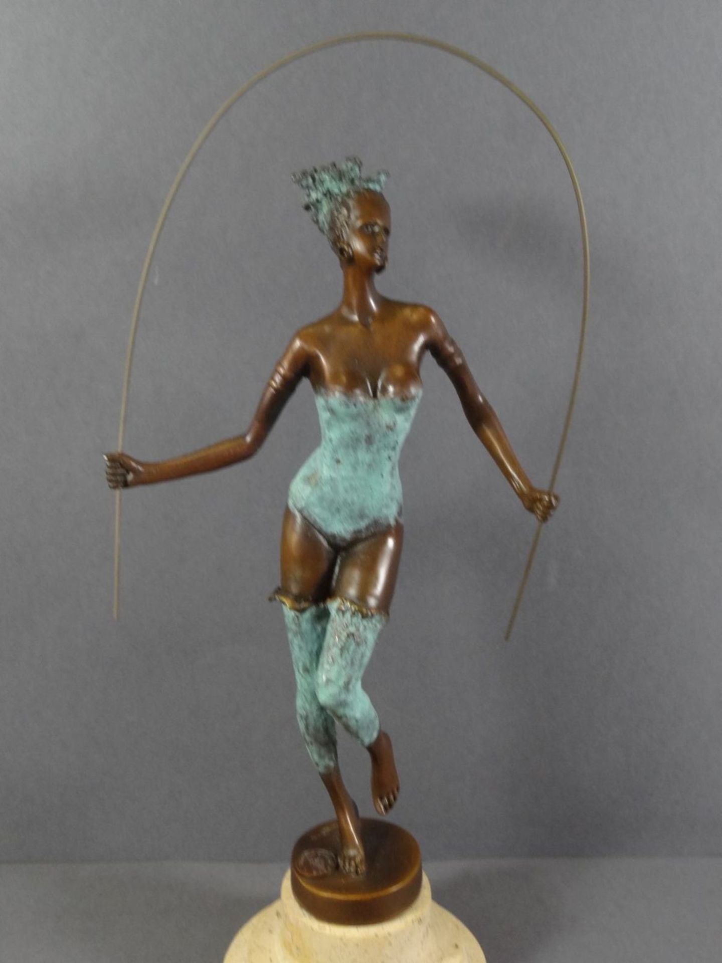MILO (1955) "Seilspringerin", Bronze auf Marmor, H-33 cm - Image 4 of 10