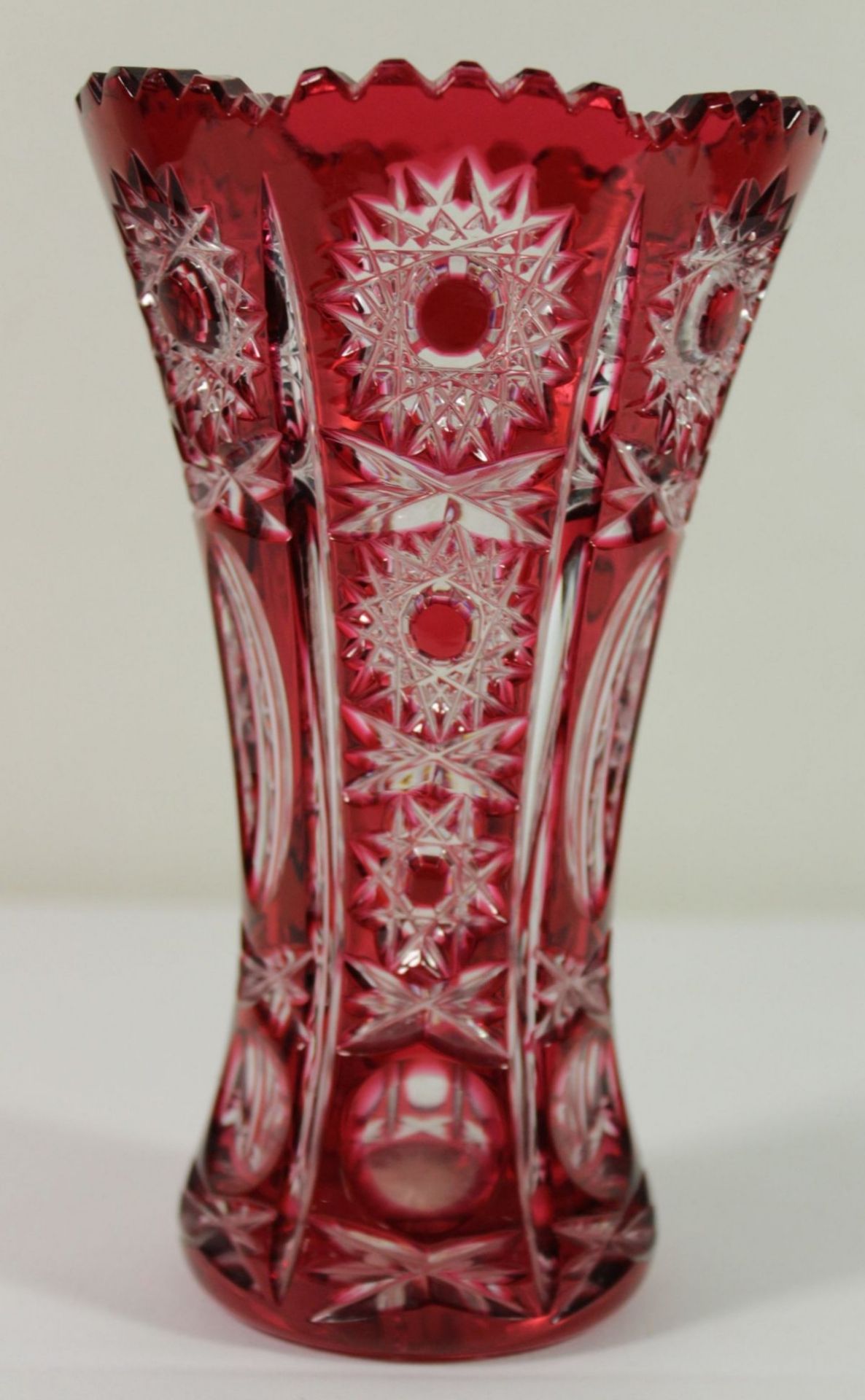 Kristall-Vase, rot überfangen, aufwendig beschliffen, H-19cm.