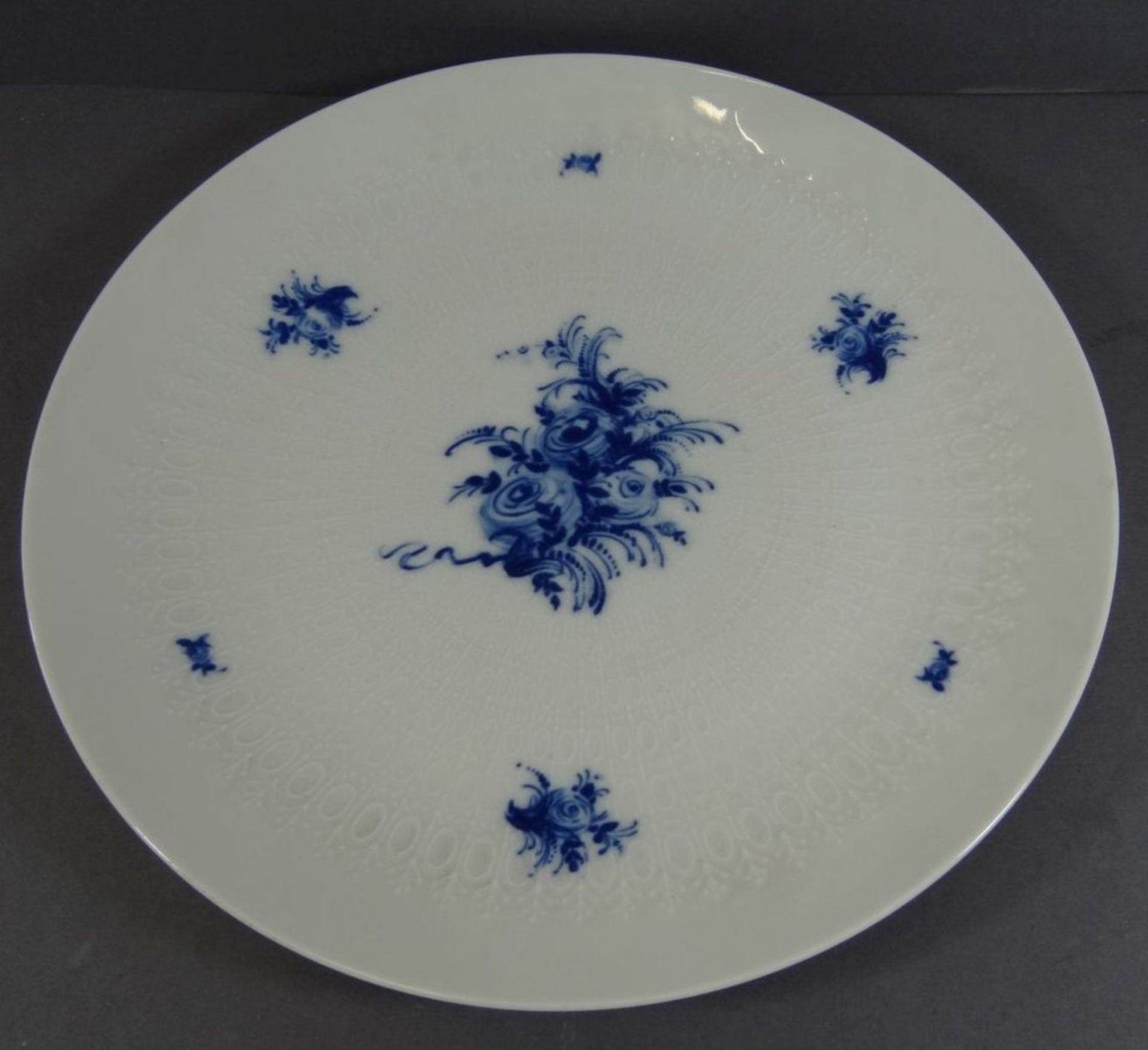 gr. Tortenplatte "Rosenthal" Romanze in blau, D-32 cm, anbei 2 Teller, D-25,5 cm, 1^x mit minim. - Image 2 of 7