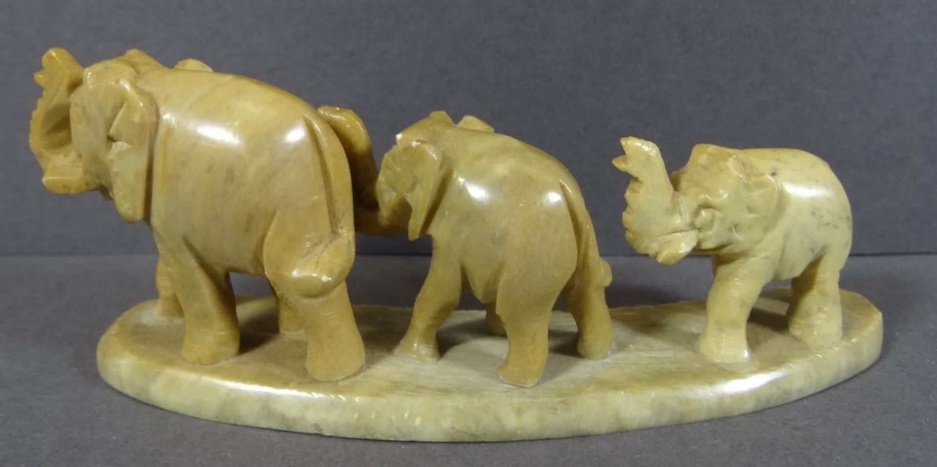 Speckstein Schnitzerei, Elefantenfamilie, H-5 cm, L-11 cm - Image 3 of 6