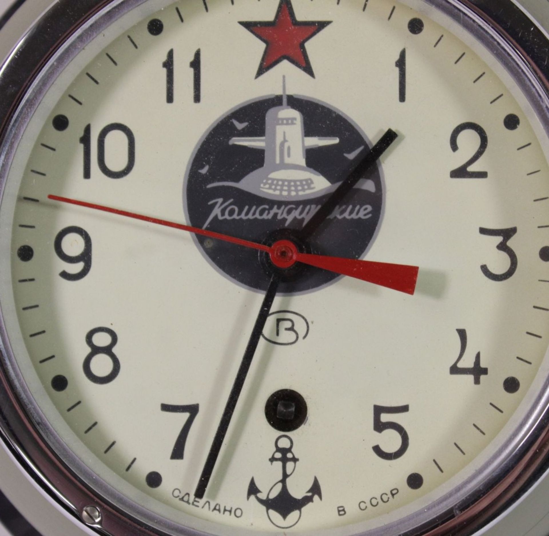 Marine-Uhr, Russland. 20. Jhd., runder Metallkorpus, umlaufend verglastes Uhrengehäuse, weißes - Image 2 of 6