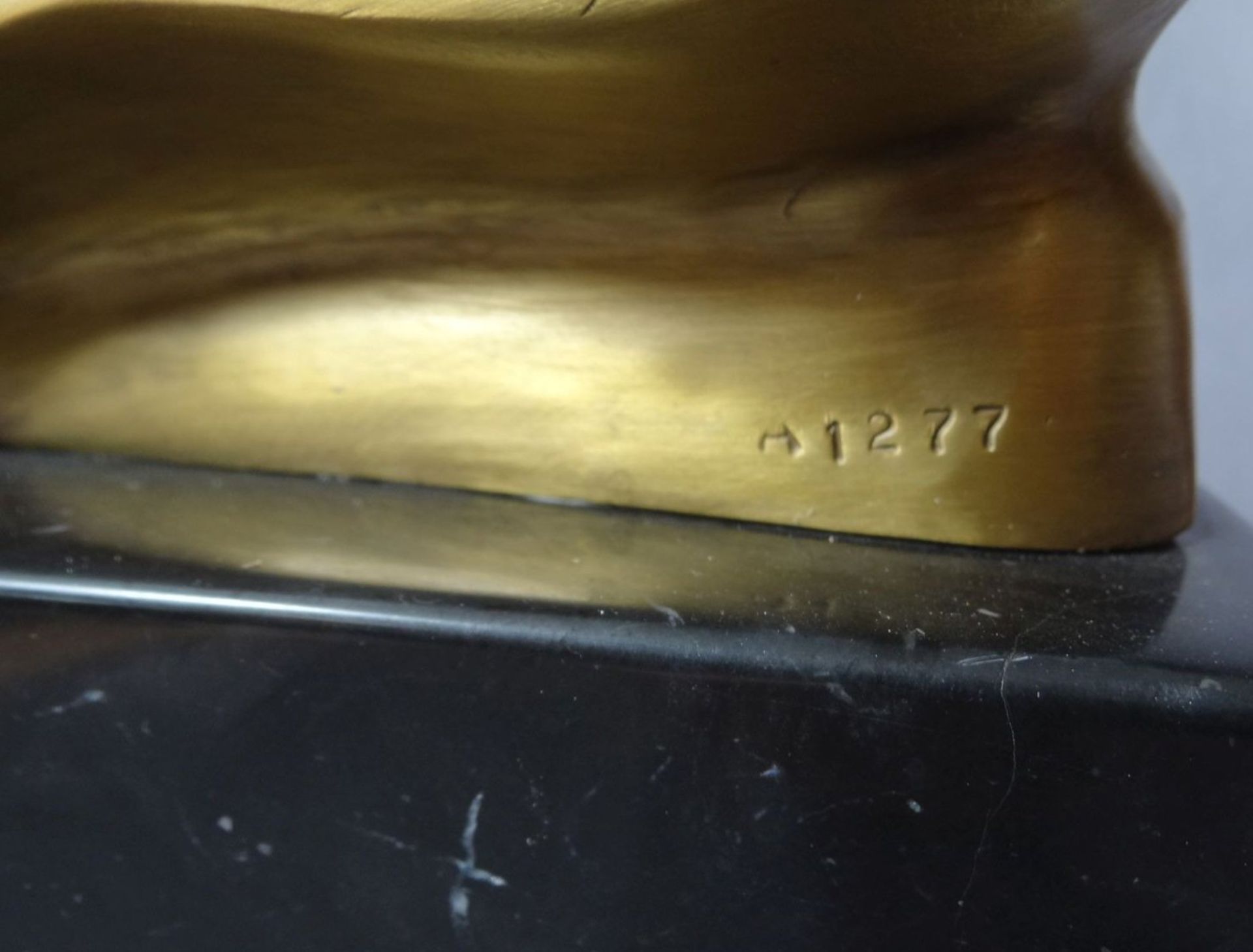 grosser springender Bronze-Jaguar, vergoldet, auf Marmorsockel, H-35 cm, L-60 cm, 23 kg., - Bild 6 aus 9