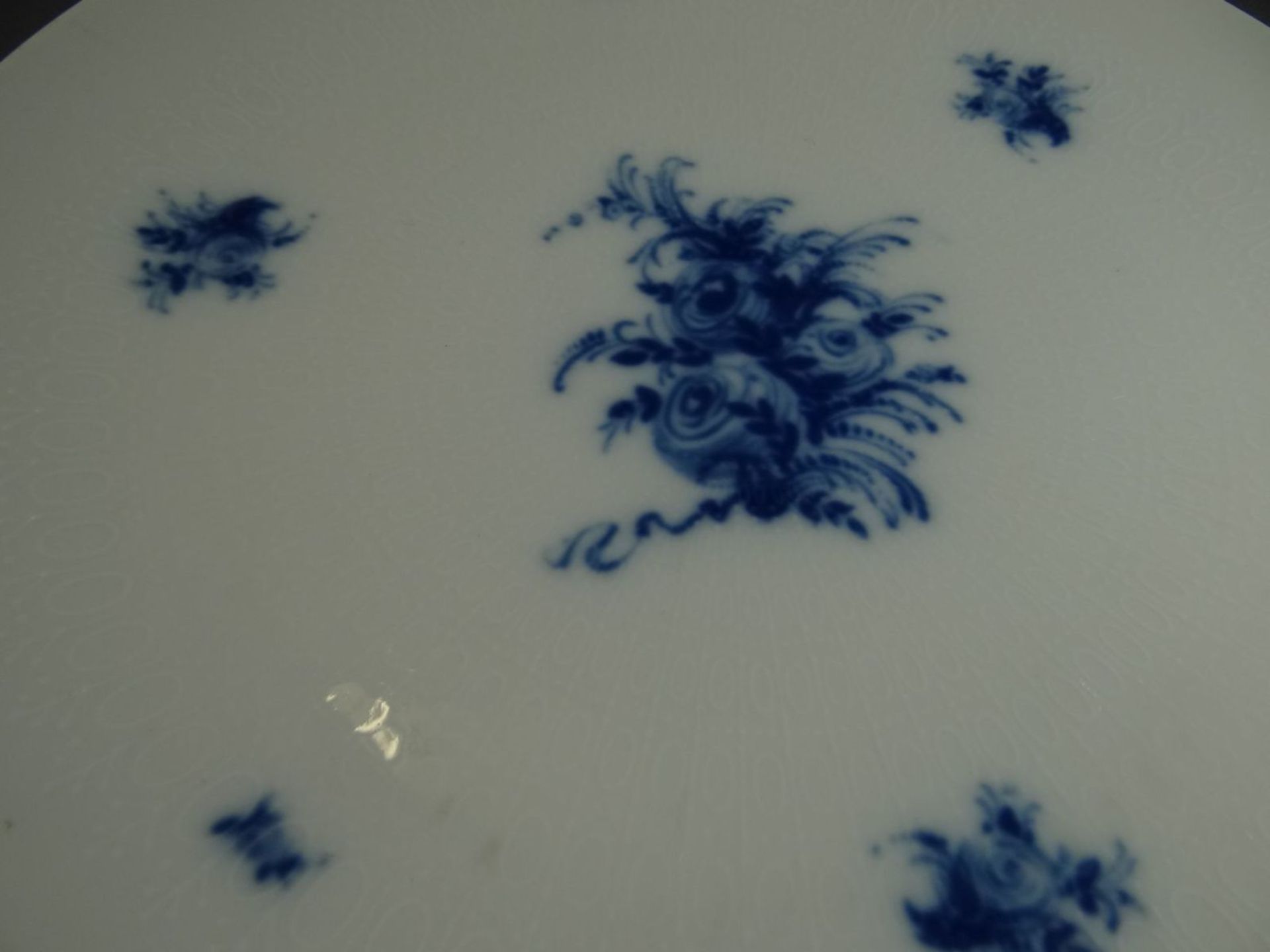 gr. Tortenplatte "Rosenthal" Romanze in blau, D-32 cm, anbei 2 Teller, D-25,5 cm, 1^x mit minim. - Image 6 of 7