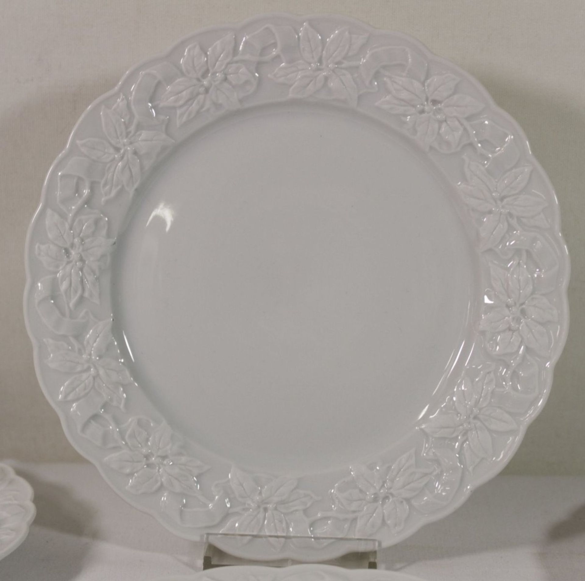 6x Kuchenteller, Meissen, Schwertermarke, floral reliefierter Rand, 1924-1934, 1. Wahl, je D-19cm. - Image 3 of 3