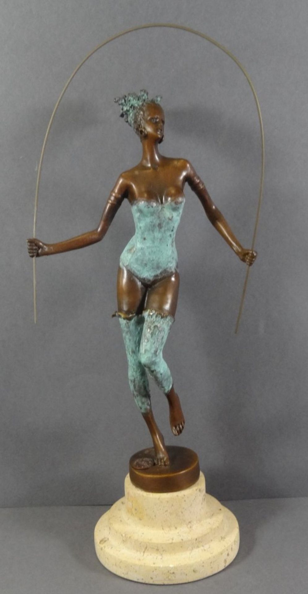 MILO (1955) "Seilspringerin", Bronze auf Marmor, H-33 cm - Image 8 of 10