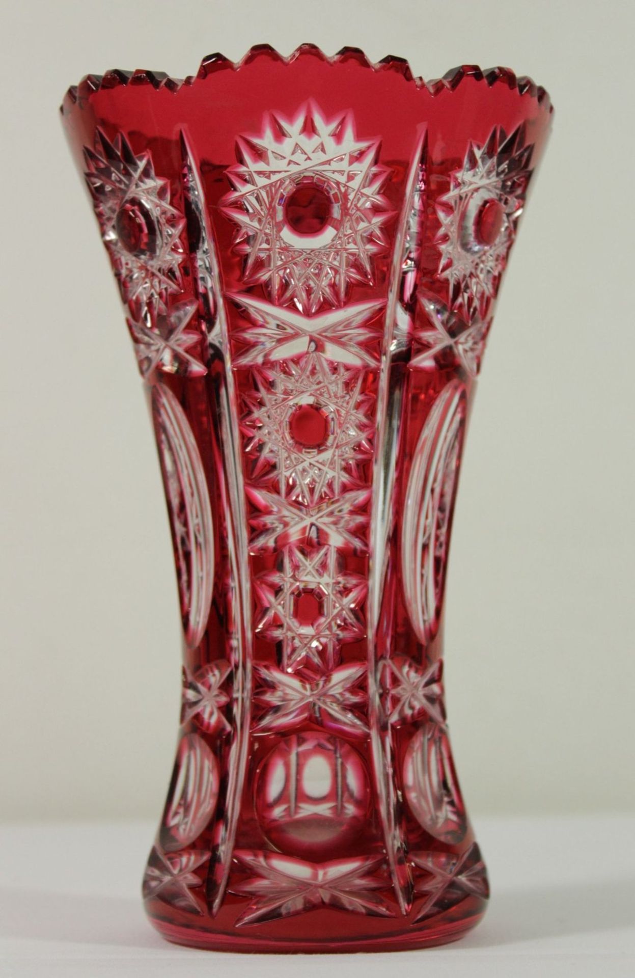 Kristall-Vase, rot überfangen, aufwendig beschliffen, H-19cm. - Bild 3 aus 4