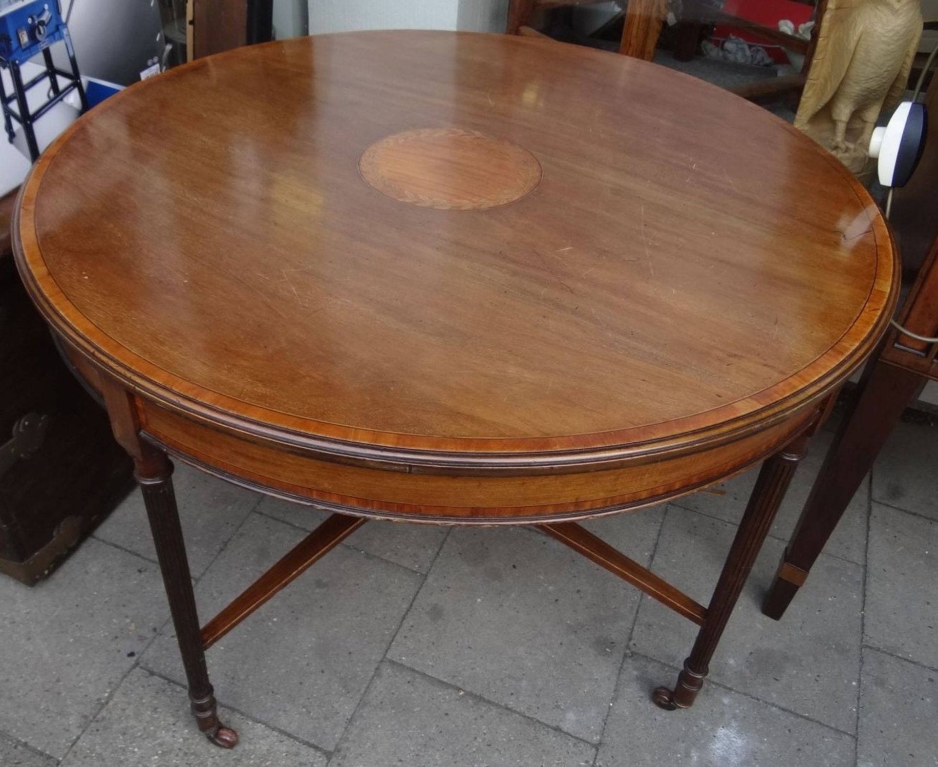 antiker englischer runder Tisch, intarsiert, auf Rollen, H-75 cm, D-105 cm, Emailleschildchen " "