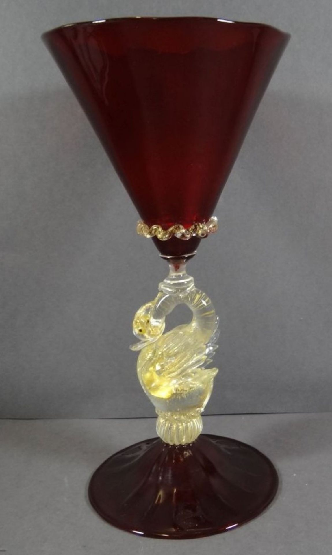 gr. Pokal "Murano" rotes Glas, Griff als Schwan, klar mit Goldflitter, H-21 cm - Bild 3 aus 6