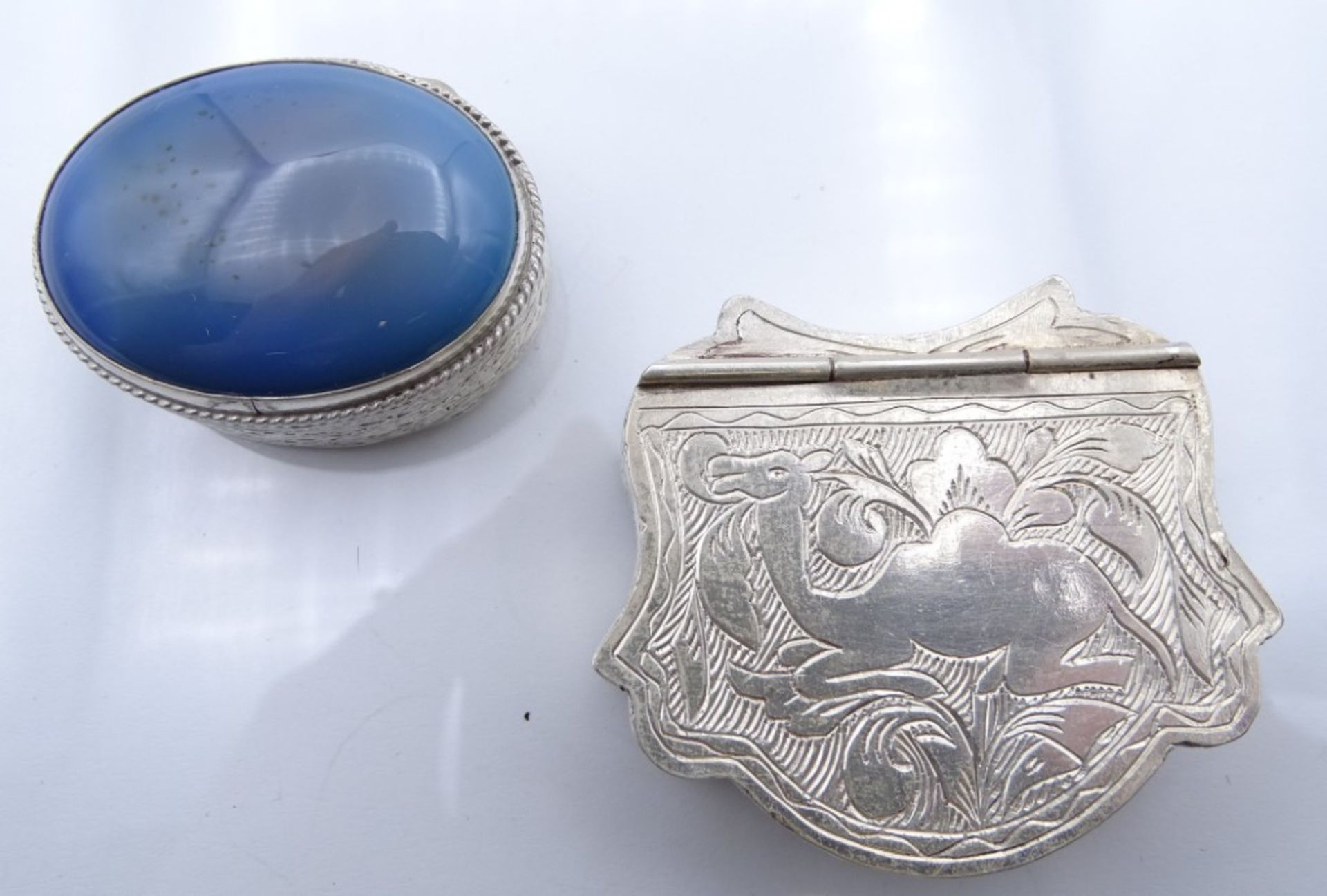 2 Dosen, 1 x 925er-Silber mit Edelstein (35,5 gr.), 1 x versilbert, diese mit kleiner