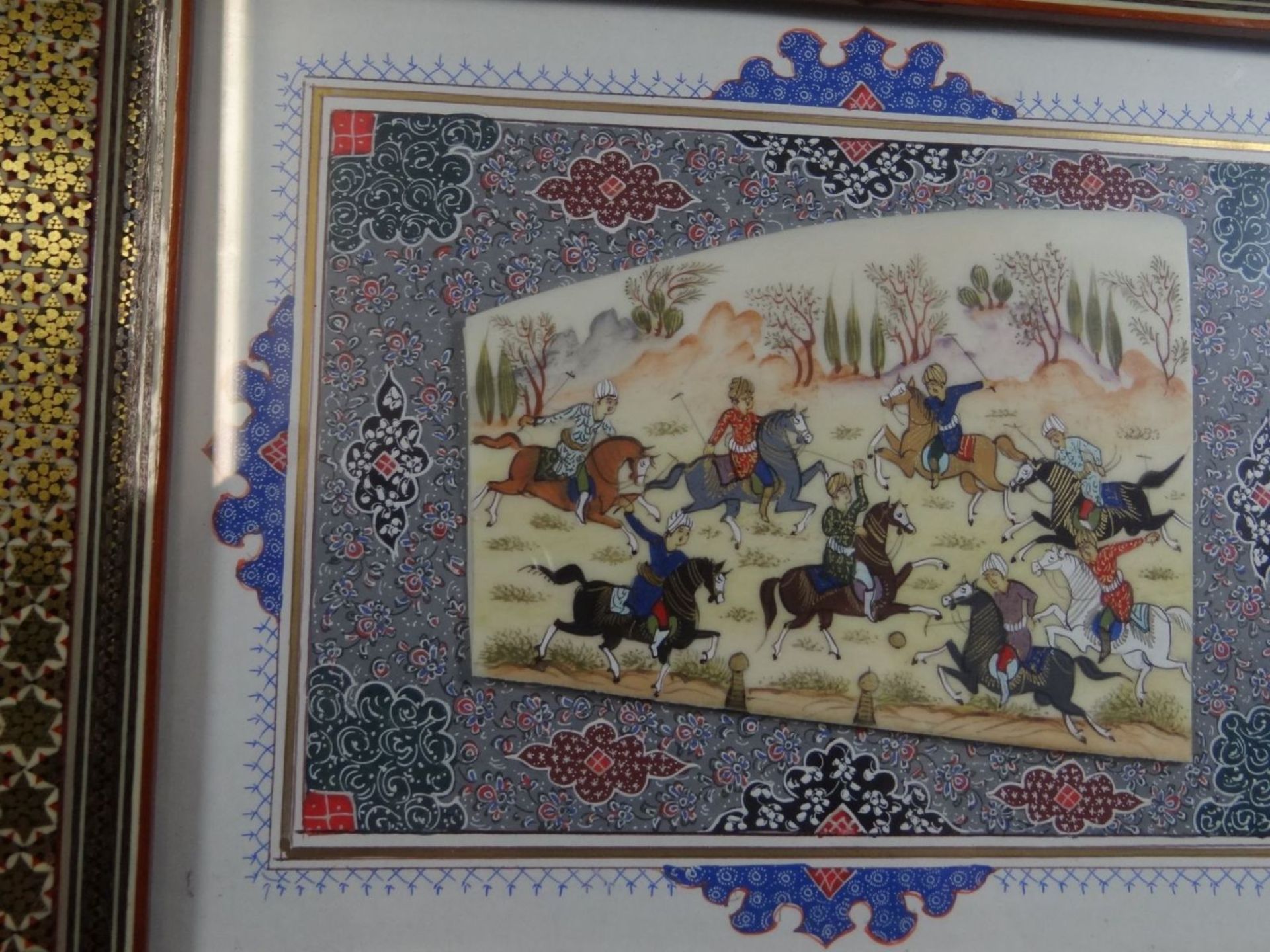 persische Miniaturmalerei auf Beinplatte, Polospieler, ger/Glas, RG 26x32 cm - Bild 4 aus 6