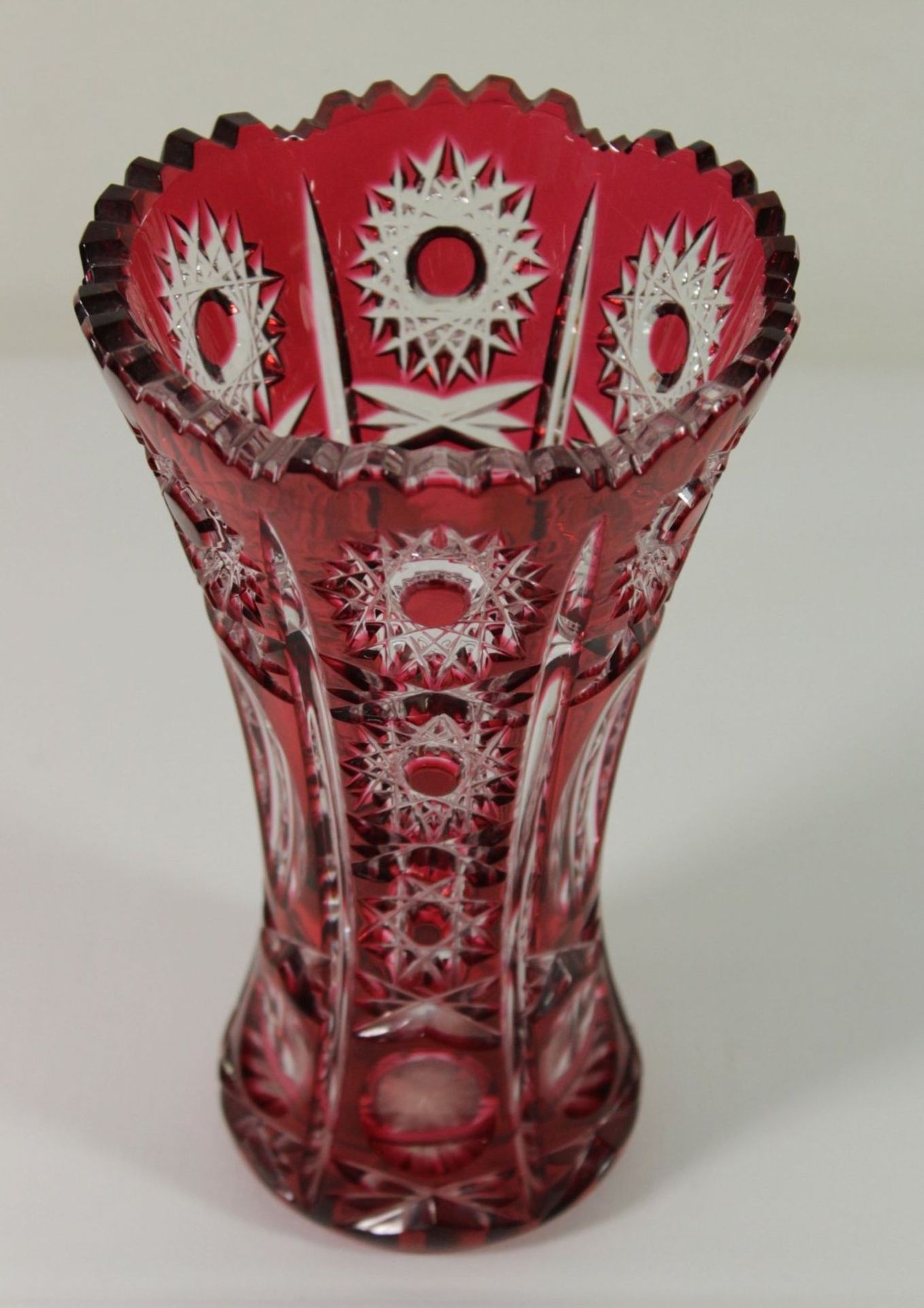 Kristall-Vase, rot überfangen, aufwendig beschliffen, H-19cm. - Bild 4 aus 4
