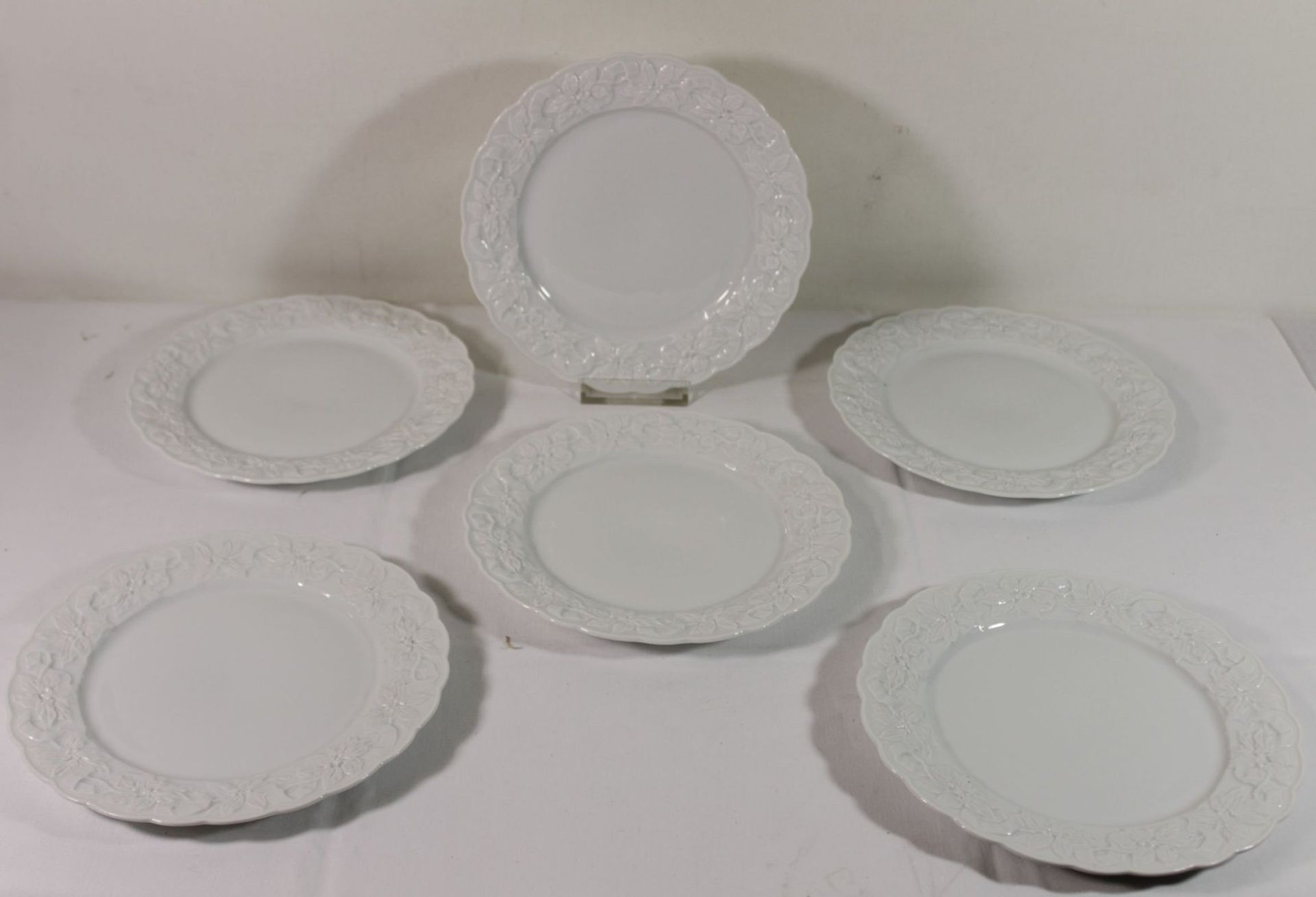 6x Kuchenteller, Meissen, Schwertermarke, floral reliefierter Rand, 1924-1934, 1. Wahl, je D-19cm.