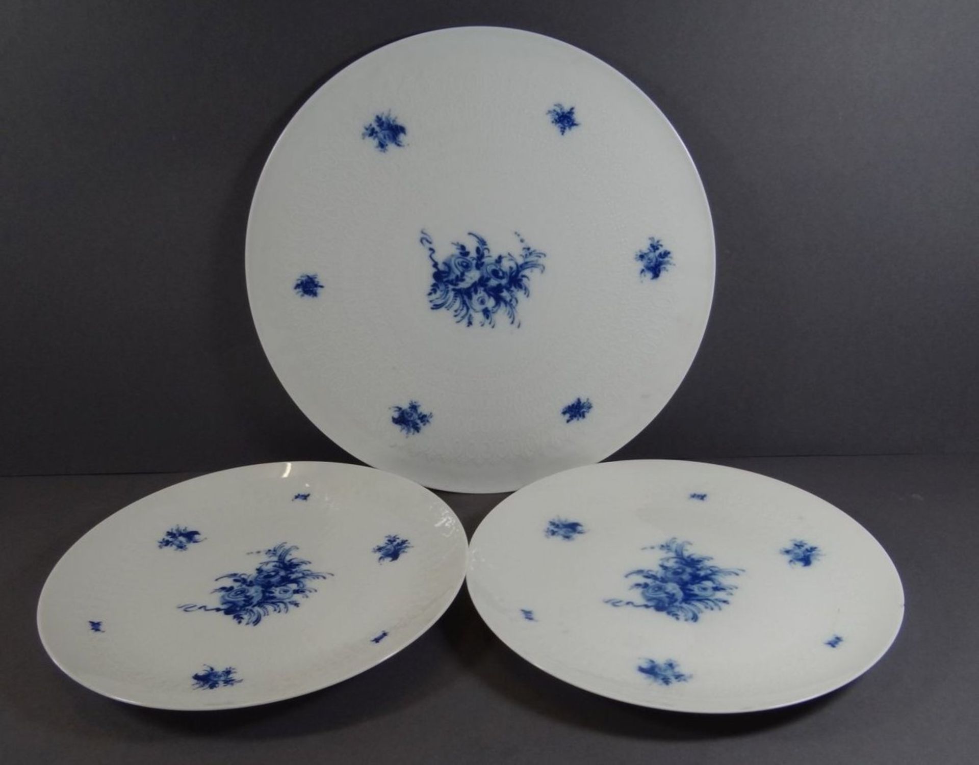 gr. Tortenplatte "Rosenthal" Romanze in blau, D-32 cm, anbei 2 Teller, D-25,5 cm, 1^x mit minim.