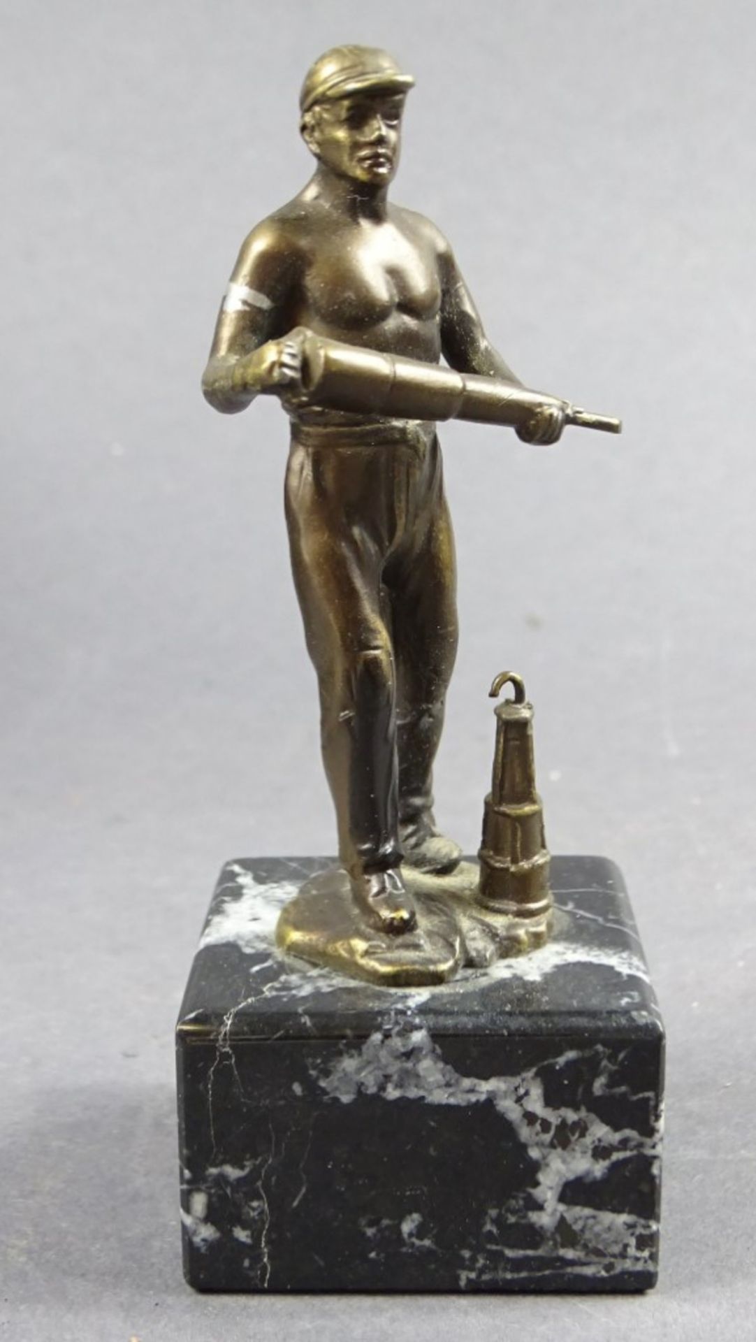 Statuette auf Steinsockel, Werksmann, 1930, H. 11,5 cm, Armbinde nicht mehr vorhanden, weitere