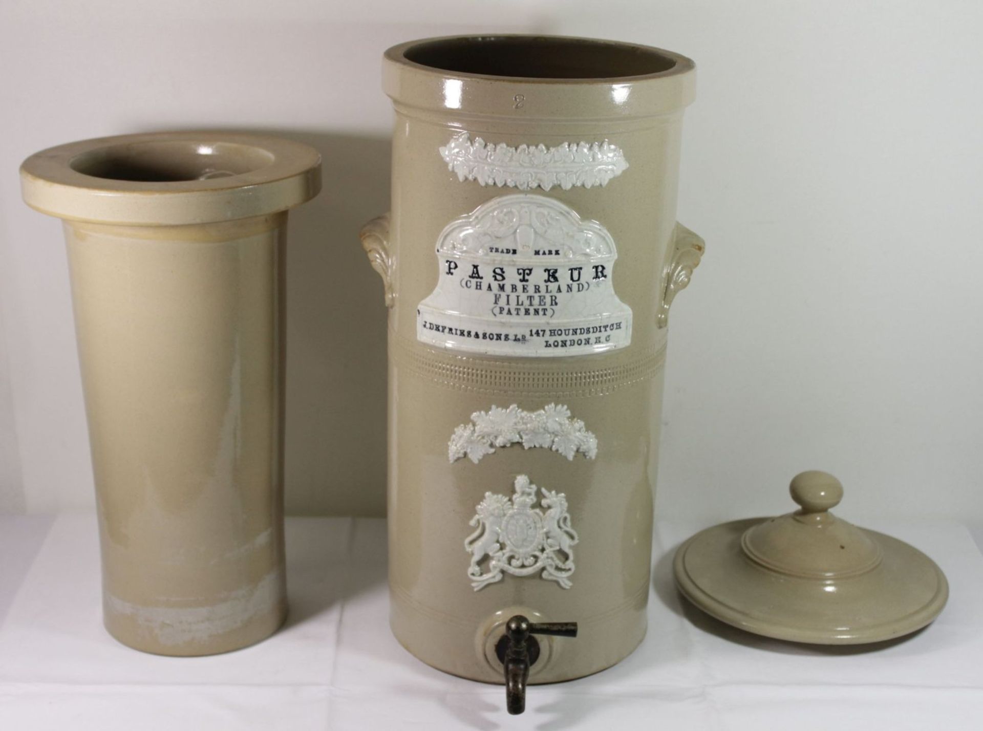 hoher Pasteur (Chamberland) Filter, London, um 1900, Salzglasur, guter Zustand, H-55,5cm ca. D-20, - Image 2 of 6