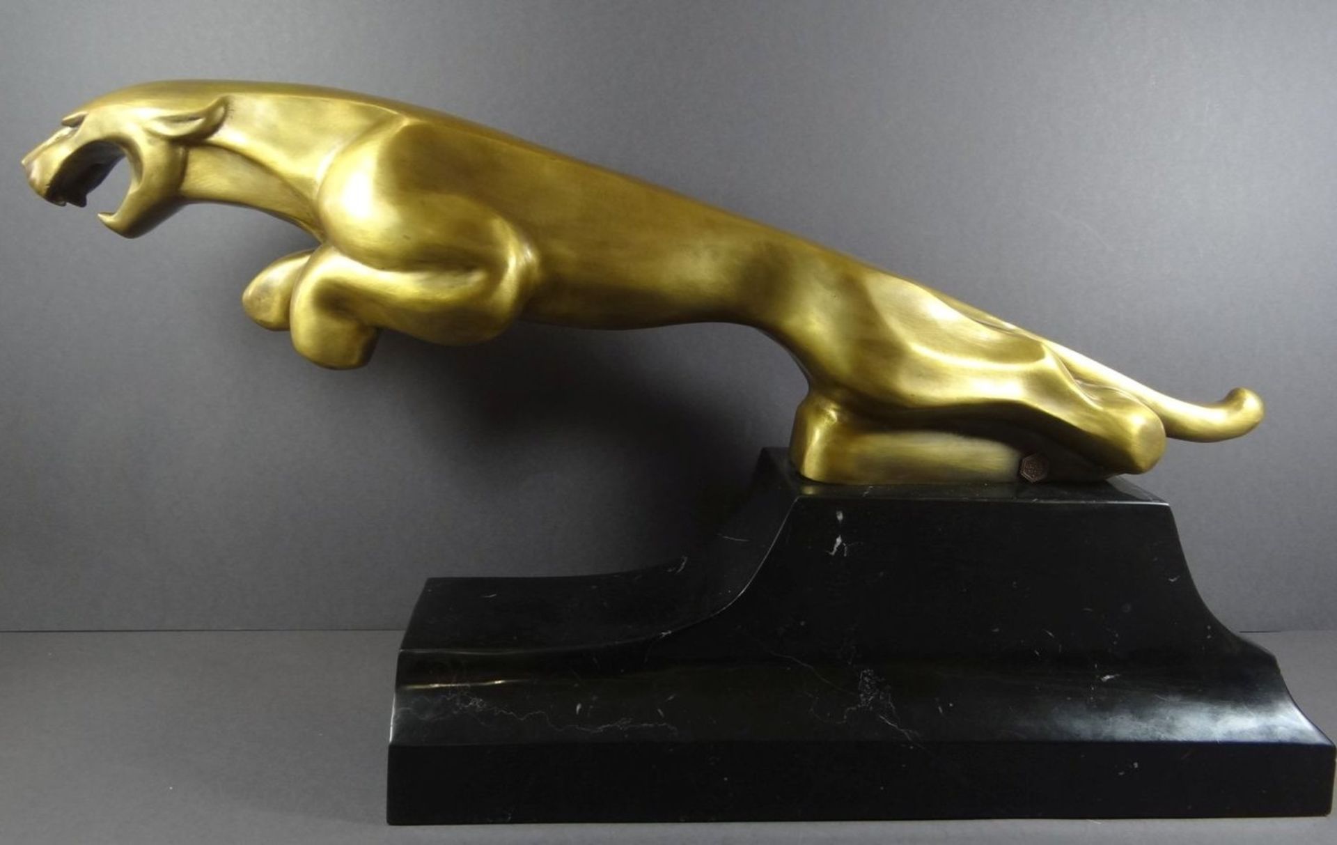 grosser springender Bronze-Jaguar, vergoldet, auf Marmorsockel, H-35 cm, L-60 cm, 23 kg.,